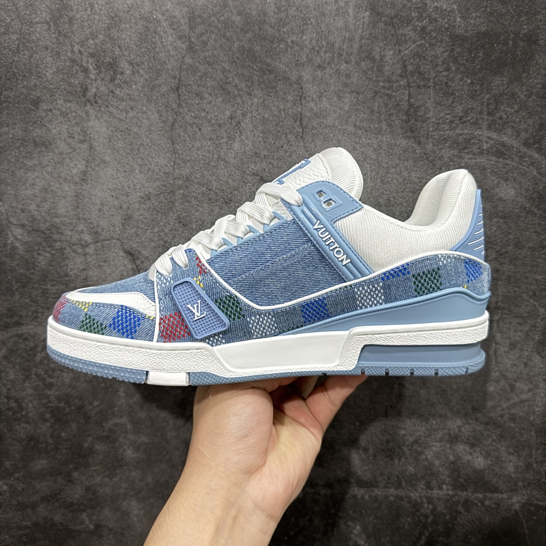 图片[2]-【顶级性价比版本】LV Trainer 蓝牛仔印花 双层飞机礼盒 中高端品质 价格超值不杀猪 非市面假特价版本 广东产 顶级品质 真材实料 不偷材料 市售数一数二的好货 放眼市场同价格绝对找不到比他更好的货⚠️ 工厂长期补货 价格优势供应 所有配色均原版购入开发打造 正确原版 超高还原度 空胶工艺 各细节到位 鞋面为细柔小牛皮 厚实织物鞋带正确扣子配件 正确牛仔布料无色差 图案对版对位 白色软质荔枝皮 老花压印到位 细节 版型全都没毛病 正确鞋垫 中高端零售 杀猪这个版本没毛病 品质见实拍 无需过多文案赘述！ 尺码： 35-45-选品中心