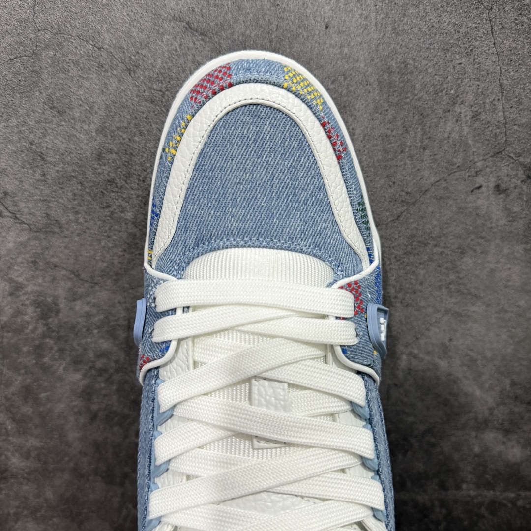 图片[5]-【顶级性价比版本】LV Trainer 蓝牛仔印花 双层飞机礼盒 中高端品质 价格超值不杀猪 非市面假特价版本 广东产 顶级品质 真材实料 不偷材料 市售数一数二的好货 放眼市场同价格绝对找不到比他更好的货⚠️ 工厂长期补货 价格优势供应 所有配色均原版购入开发打造 正确原版 超高还原度 空胶工艺 各细节到位 鞋面为细柔小牛皮 厚实织物鞋带正确扣子配件 正确牛仔布料无色差 图案对版对位 白色软质荔枝皮 老花压印到位 细节 版型全都没毛病 正确鞋垫 中高端零售 杀猪这个版本没毛病 品质见实拍 无需过多文案赘述！ 尺码： 35-45-选品中心