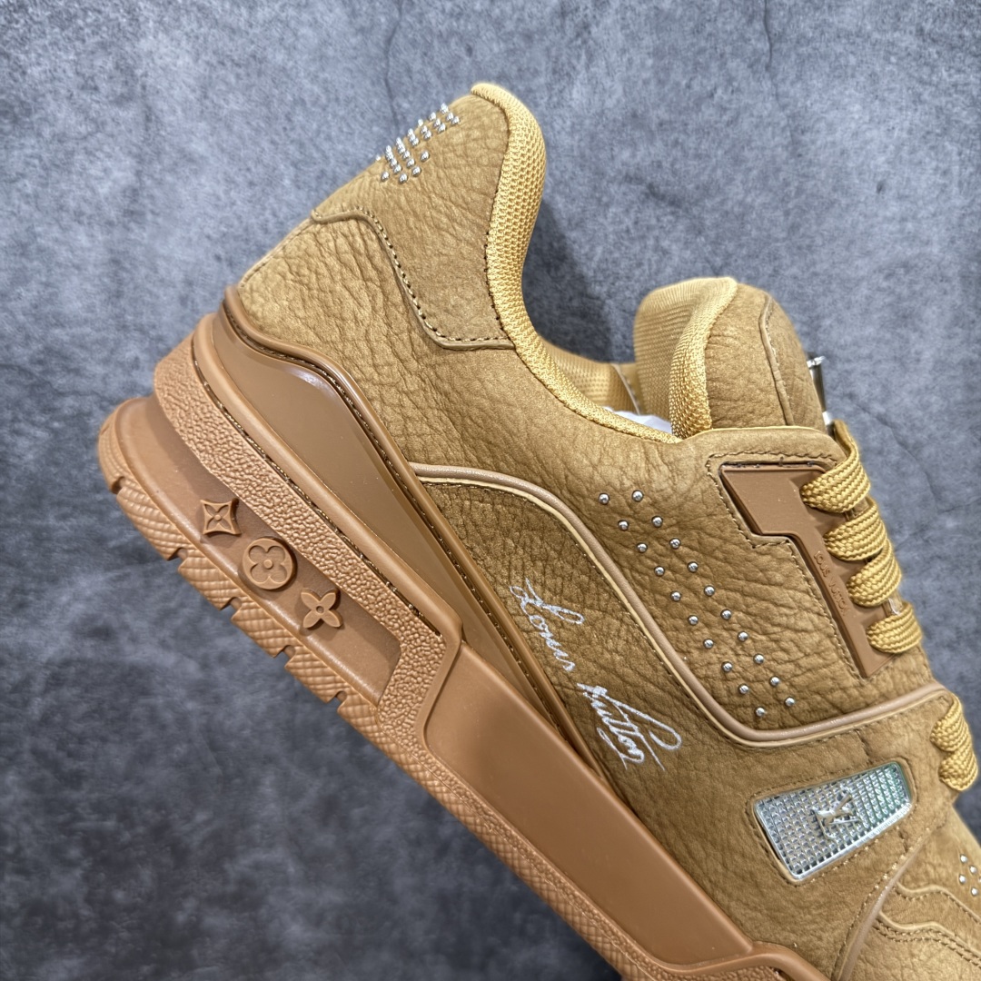 图片[7]-【顶级性价比版本】LV Trainer 棕皮铆钉 双层飞机礼盒 中高端品质 价格超值不杀猪 非市面假特价版本 广东产 顶级品质 真材实料 不偷材料 市售数一数二的好货 放眼市场同价格绝对找不到比他更好的货⚠️ 工厂长期补货 价格优势供应 所有配色均原版购入开发打造 正确原版 超高还原度 空胶工艺 各细节到位 鞋面为细柔小牛皮 厚实织物鞋带正确扣子配件 正确牛仔布料无色差 图案对版对位 白色软质荔枝皮 老花压印到位 细节 版型全都没毛病 正确鞋垫 中高端零售 杀猪这个版本没毛病 品质见实拍 无需过多文案赘述！ 尺码： 40-45-选品中心