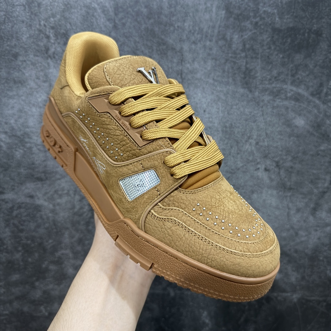 图片[3]-【顶级性价比版本】LV Trainer 棕皮铆钉 双层飞机礼盒 中高端品质 价格超值不杀猪 非市面假特价版本 广东产 顶级品质 真材实料 不偷材料 市售数一数二的好货 放眼市场同价格绝对找不到比他更好的货⚠️ 工厂长期补货 价格优势供应 所有配色均原版购入开发打造 正确原版 超高还原度 空胶工艺 各细节到位 鞋面为细柔小牛皮 厚实织物鞋带正确扣子配件 正确牛仔布料无色差 图案对版对位 白色软质荔枝皮 老花压印到位 细节 版型全都没毛病 正确鞋垫 中高端零售 杀猪这个版本没毛病 品质见实拍 无需过多文案赘述！ 尺码： 40-45-选品中心