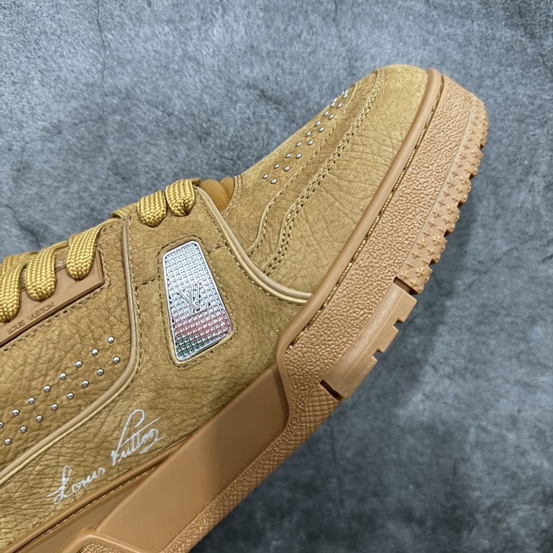 图片[6]-【顶级性价比版本】LV Trainer 棕皮铆钉 双层飞机礼盒 中高端品质 价格超值不杀猪 非市面假特价版本 广东产 顶级品质 真材实料 不偷材料 市售数一数二的好货 放眼市场同价格绝对找不到比他更好的货⚠️ 工厂长期补货 价格优势供应 所有配色均原版购入开发打造 正确原版 超高还原度 空胶工艺 各细节到位 鞋面为细柔小牛皮 厚实织物鞋带正确扣子配件 正确牛仔布料无色差 图案对版对位 白色软质荔枝皮 老花压印到位 细节 版型全都没毛病 正确鞋垫 中高端零售 杀猪这个版本没毛病 品质见实拍 无需过多文案赘述！ 尺码： 40-45-选品中心