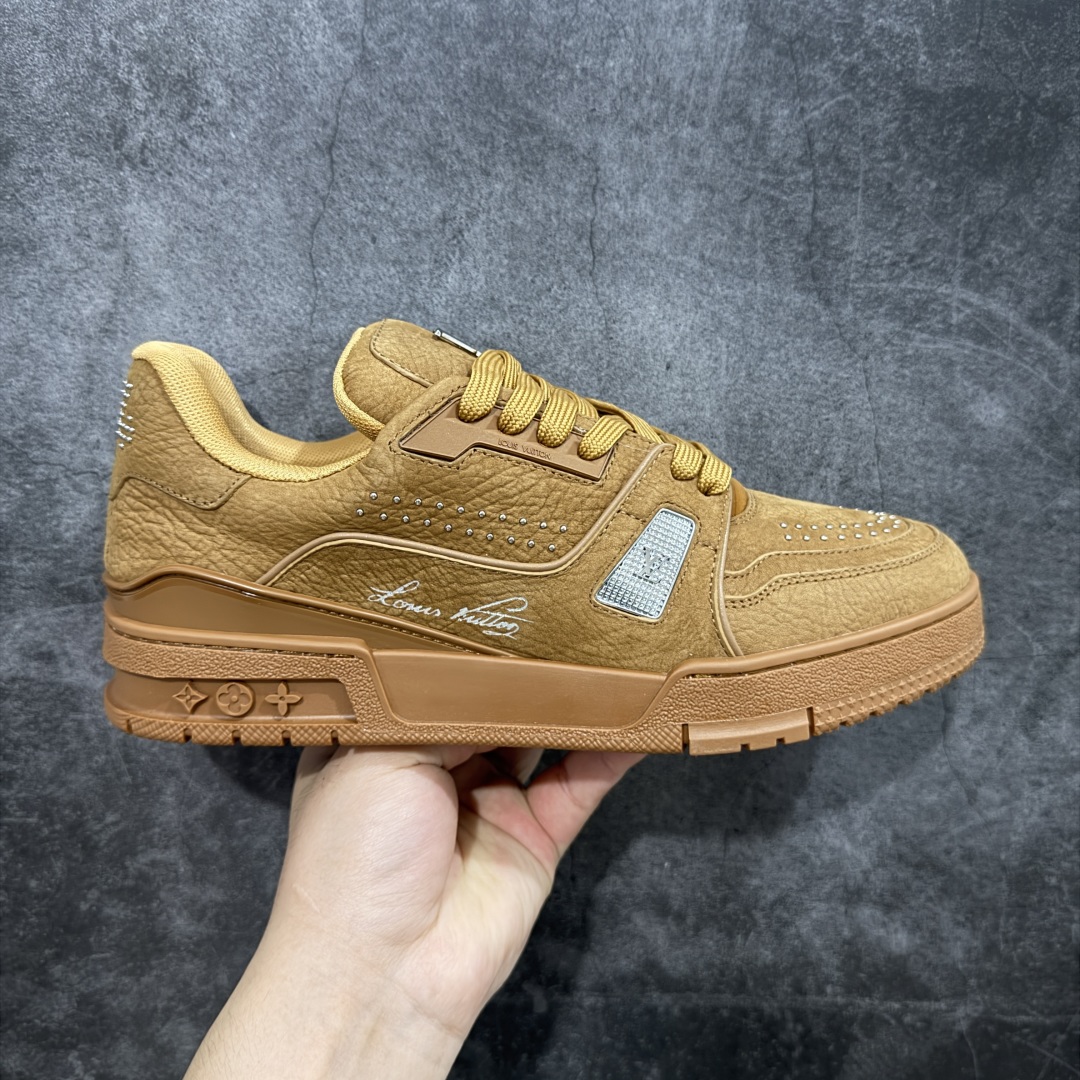 【顶级性价比版本】LV Trainer 棕皮铆钉 双层飞机礼盒 中高端品质 价格超值不杀猪 非市面假特价版本 广东产 顶级品质 真材实料 不偷材料 市售数一数二的好货 放眼市场同价格绝对找不到比他更好的货⚠️ 工厂长期补货 价格优势供应 所有配色均原版购入开发打造 正确原版 超高还原度 空胶工艺 各细节到位 鞋面为细柔小牛皮 厚实织物鞋带正确扣子配件 正确牛仔布料无色差 图案对版对位 白色软质荔枝皮 老花压印到位 细节 版型全都没毛病 正确鞋垫 中高端零售 杀猪这个版本没毛病 品质见实拍 无需过多文案赘述! 尺码: 40-45-选品中心