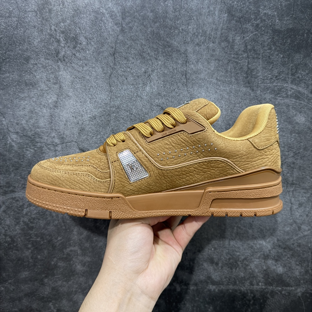 图片[2]-【顶级性价比版本】LV Trainer 棕皮铆钉 双层飞机礼盒 中高端品质 价格超值不杀猪 非市面假特价版本 广东产 顶级品质 真材实料 不偷材料 市售数一数二的好货 放眼市场同价格绝对找不到比他更好的货⚠️ 工厂长期补货 价格优势供应 所有配色均原版购入开发打造 正确原版 超高还原度 空胶工艺 各细节到位 鞋面为细柔小牛皮 厚实织物鞋带正确扣子配件 正确牛仔布料无色差 图案对版对位 白色软质荔枝皮 老花压印到位 细节 版型全都没毛病 正确鞋垫 中高端零售 杀猪这个版本没毛病 品质见实拍 无需过多文案赘述！ 尺码： 40-45-选品中心