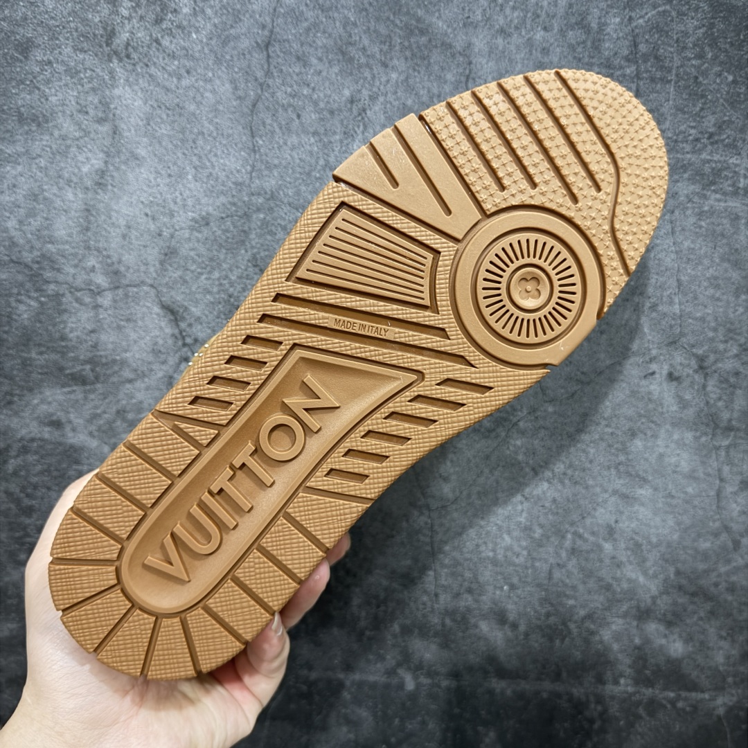 图片[9]-【顶级性价比版本】LV Trainer 棕皮铆钉 双层飞机礼盒 中高端品质 价格超值不杀猪 非市面假特价版本 广东产 顶级品质 真材实料 不偷材料 市售数一数二的好货 放眼市场同价格绝对找不到比他更好的货⚠️ 工厂长期补货 价格优势供应 所有配色均原版购入开发打造 正确原版 超高还原度 空胶工艺 各细节到位 鞋面为细柔小牛皮 厚实织物鞋带正确扣子配件 正确牛仔布料无色差 图案对版对位 白色软质荔枝皮 老花压印到位 细节 版型全都没毛病 正确鞋垫 中高端零售 杀猪这个版本没毛病 品质见实拍 无需过多文案赘述！ 尺码： 40-45-选品中心