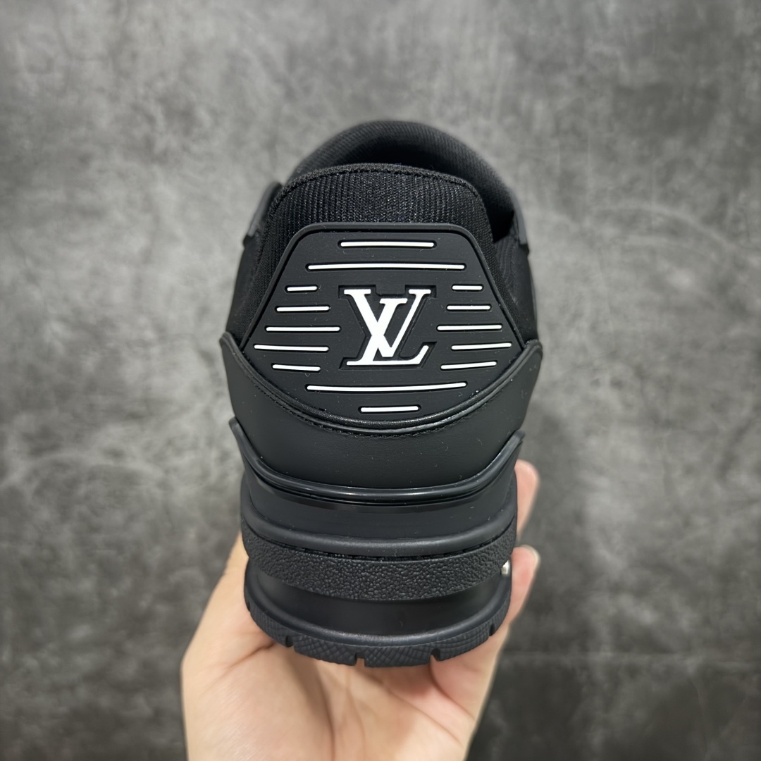 图片[4]-【顶级性价比版本】LV Trainer 黑皮压花 双层飞机礼盒 中高端品质 价格超值不杀猪 非市面假特价版本 广东产 顶级品质 真材实料 不偷材料 市售数一数二的好货 放眼市场同价格绝对找不到比他更好的货⚠️ 工厂长期补货 价格优势供应 所有配色均原版购入开发打造 正确原版 超高还原度 空胶工艺 各细节到位 鞋面为细柔小牛皮 厚实织物鞋带正确扣子配件 正确牛仔布料无色差 图案对版对位 白色软质荔枝皮 老花压印到位 细节 版型全都没毛病 正确鞋垫 中高端零售 杀猪这个版本没毛病 品质见实拍 无需过多文案赘述！ 尺码： 35-45-选品中心