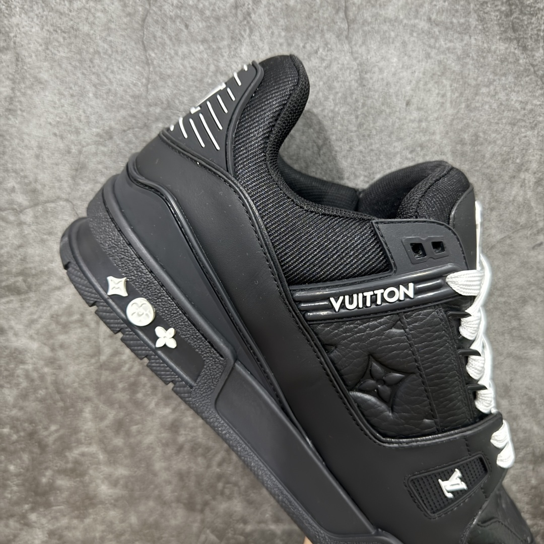 图片[7]-【顶级性价比版本】LV Trainer 黑皮压花 双层飞机礼盒 中高端品质 价格超值不杀猪 非市面假特价版本 广东产 顶级品质 真材实料 不偷材料 市售数一数二的好货 放眼市场同价格绝对找不到比他更好的货⚠️ 工厂长期补货 价格优势供应 所有配色均原版购入开发打造 正确原版 超高还原度 空胶工艺 各细节到位 鞋面为细柔小牛皮 厚实织物鞋带正确扣子配件 正确牛仔布料无色差 图案对版对位 白色软质荔枝皮 老花压印到位 细节 版型全都没毛病 正确鞋垫 中高端零售 杀猪这个版本没毛病 品质见实拍 无需过多文案赘述！ 尺码： 35-45-选品中心