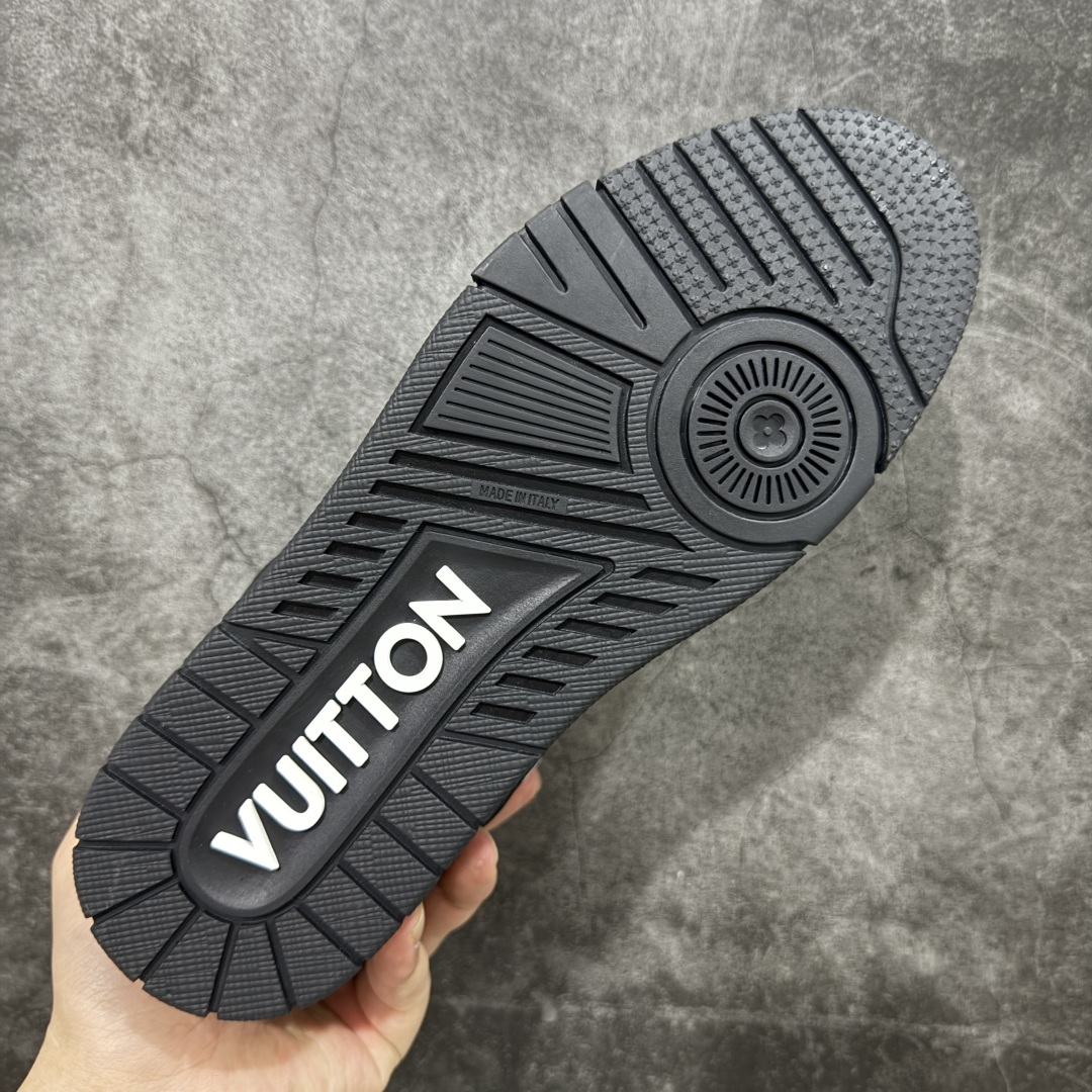 图片[9]-【顶级性价比版本】LV Trainer 黑皮压花 双层飞机礼盒 中高端品质 价格超值不杀猪 非市面假特价版本 广东产 顶级品质 真材实料 不偷材料 市售数一数二的好货 放眼市场同价格绝对找不到比他更好的货⚠️ 工厂长期补货 价格优势供应 所有配色均原版购入开发打造 正确原版 超高还原度 空胶工艺 各细节到位 鞋面为细柔小牛皮 厚实织物鞋带正确扣子配件 正确牛仔布料无色差 图案对版对位 白色软质荔枝皮 老花压印到位 细节 版型全都没毛病 正确鞋垫 中高端零售 杀猪这个版本没毛病 品质见实拍 无需过多文案赘述！ 尺码： 35-45-选品中心