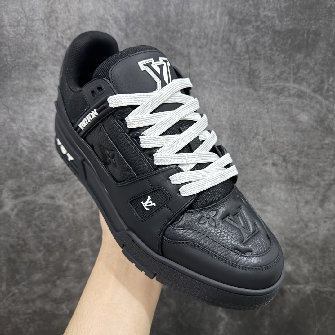 图片[3]-【顶级性价比版本】LV Trainer 黑皮压花 双层飞机礼盒 中高端品质 价格超值不杀猪 非市面假特价版本 广东产 顶级品质 真材实料 不偷材料 市售数一数二的好货 放眼市场同价格绝对找不到比他更好的货⚠️ 工厂长期补货 价格优势供应 所有配色均原版购入开发打造 正确原版 超高还原度 空胶工艺 各细节到位 鞋面为细柔小牛皮 厚实织物鞋带正确扣子配件 正确牛仔布料无色差 图案对版对位 白色软质荔枝皮 老花压印到位 细节 版型全都没毛病 正确鞋垫 中高端零售 杀猪这个版本没毛病 品质见实拍 无需过多文案赘述！ 尺码： 35-45-选品中心