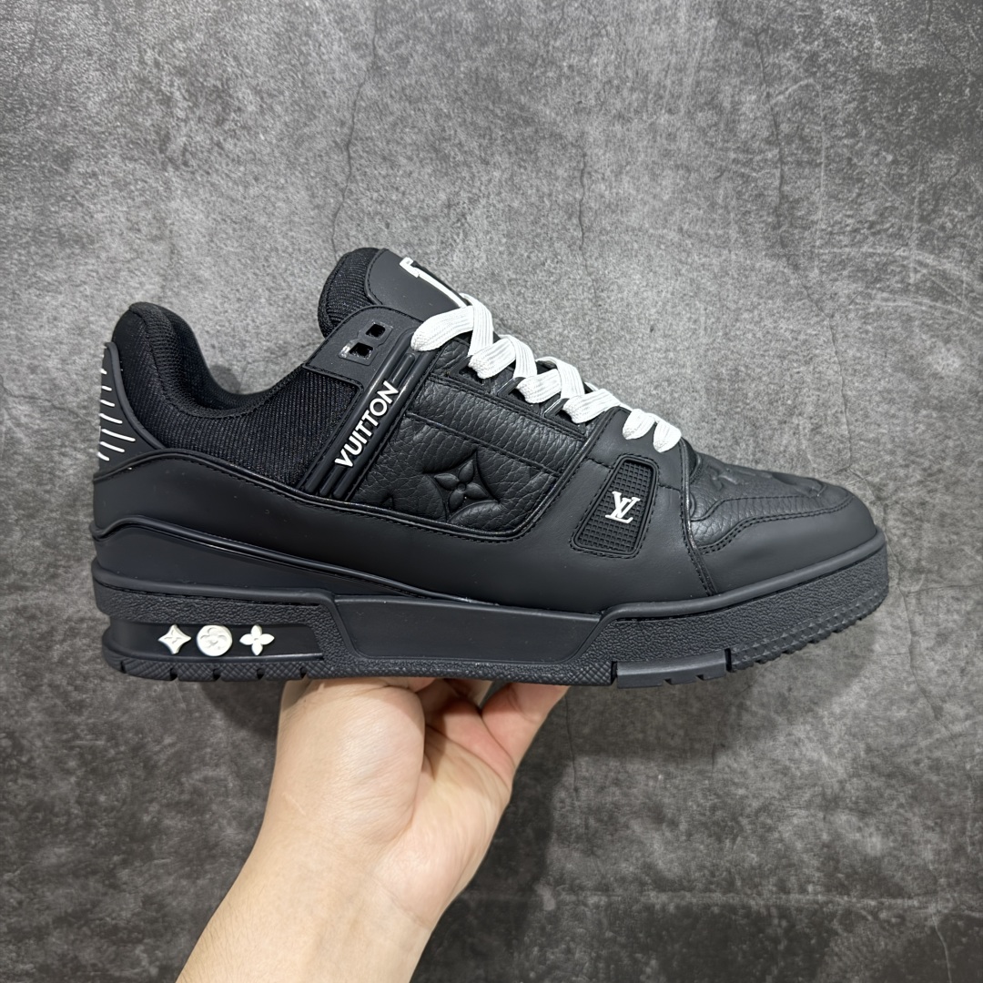 【顶级性价比版本】LV Trainer 黑皮压花 双层飞机礼盒 中高端品质 价格超值不杀猪 非市面假特价版本 广东产 顶级品质 真材实料 不偷材料 市售数一数二的好货 放眼市场同价格绝对找不到比他更好的货⚠️ 工厂长期补货 价格优势供应 所有配色均原版购入开发打造 正确原版 超高还原度 空胶工艺 各细节到位 鞋面为细柔小牛皮 厚实织物鞋带正确扣子配件 正确牛仔布料无色差 图案对版对位 白色软质荔枝皮 老花压印到位 细节 版型全都没毛病 正确鞋垫 中高端零售 杀猪这个版本没毛病 品质见实拍 无需过多文案赘述! 尺码: 35-45-选品中心