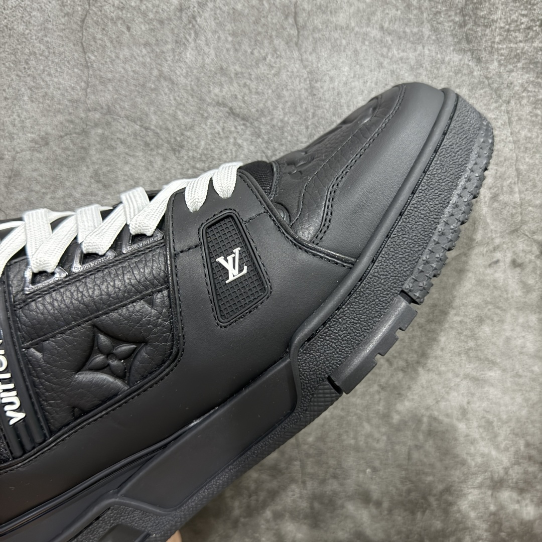图片[6]-【顶级性价比版本】LV Trainer 黑皮压花 双层飞机礼盒 中高端品质 价格超值不杀猪 非市面假特价版本 广东产 顶级品质 真材实料 不偷材料 市售数一数二的好货 放眼市场同价格绝对找不到比他更好的货⚠️ 工厂长期补货 价格优势供应 所有配色均原版购入开发打造 正确原版 超高还原度 空胶工艺 各细节到位 鞋面为细柔小牛皮 厚实织物鞋带正确扣子配件 正确牛仔布料无色差 图案对版对位 白色软质荔枝皮 老花压印到位 细节 版型全都没毛病 正确鞋垫 中高端零售 杀猪这个版本没毛病 品质见实拍 无需过多文案赘述！ 尺码： 35-45-选品中心