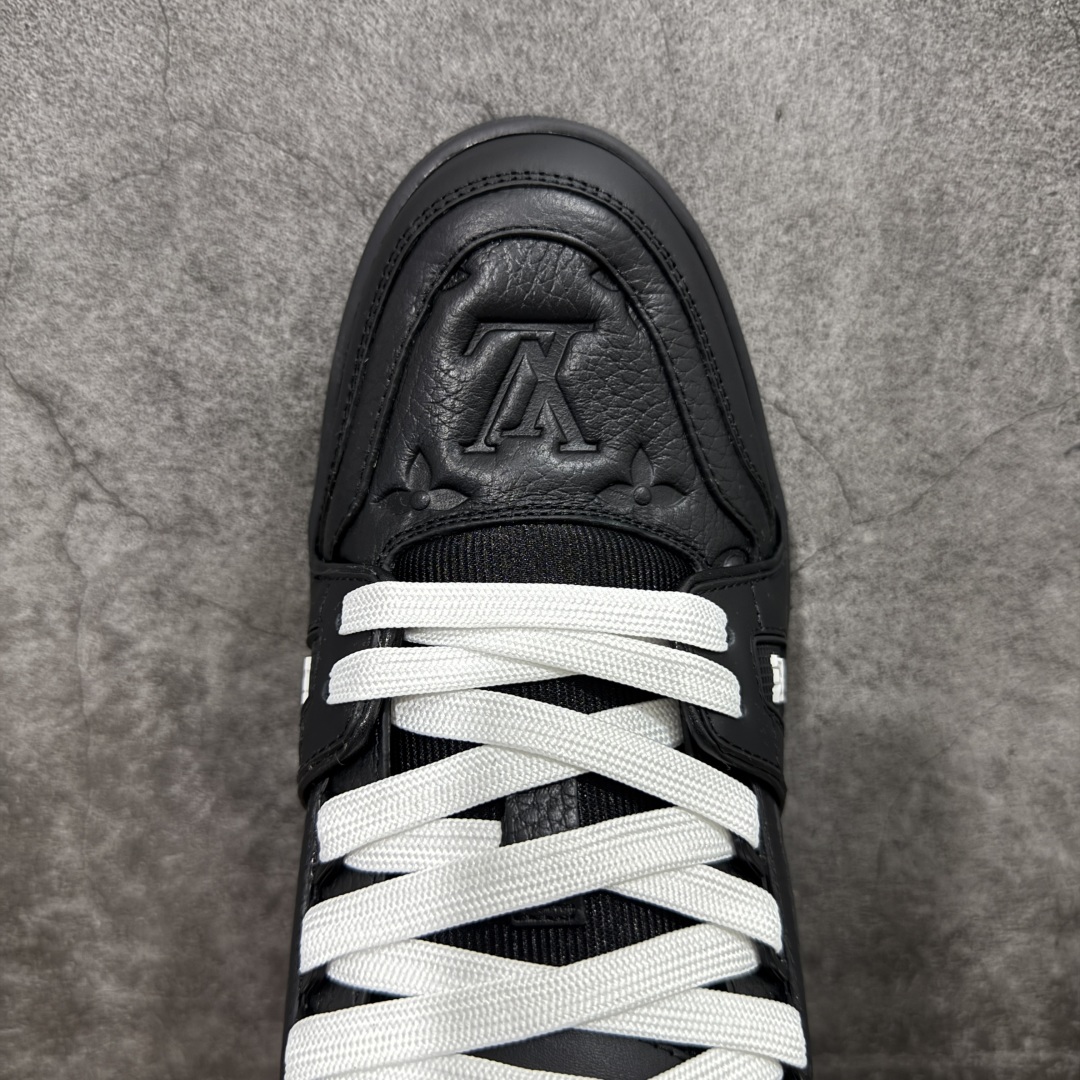 图片[5]-【顶级性价比版本】LV Trainer 黑皮压花 双层飞机礼盒 中高端品质 价格超值不杀猪 非市面假特价版本 广东产 顶级品质 真材实料 不偷材料 市售数一数二的好货 放眼市场同价格绝对找不到比他更好的货⚠️ 工厂长期补货 价格优势供应 所有配色均原版购入开发打造 正确原版 超高还原度 空胶工艺 各细节到位 鞋面为细柔小牛皮 厚实织物鞋带正确扣子配件 正确牛仔布料无色差 图案对版对位 白色软质荔枝皮 老花压印到位 细节 版型全都没毛病 正确鞋垫 中高端零售 杀猪这个版本没毛病 品质见实拍 无需过多文案赘述！ 尺码： 35-45-选品中心