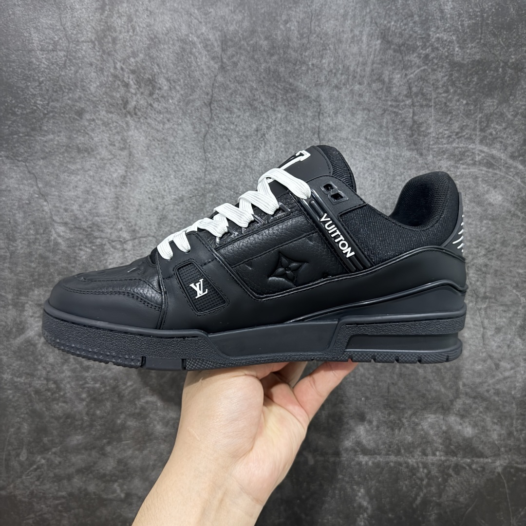 图片[2]-【顶级性价比版本】LV Trainer 黑皮压花 双层飞机礼盒 中高端品质 价格超值不杀猪 非市面假特价版本 广东产 顶级品质 真材实料 不偷材料 市售数一数二的好货 放眼市场同价格绝对找不到比他更好的货⚠️ 工厂长期补货 价格优势供应 所有配色均原版购入开发打造 正确原版 超高还原度 空胶工艺 各细节到位 鞋面为细柔小牛皮 厚实织物鞋带正确扣子配件 正确牛仔布料无色差 图案对版对位 白色软质荔枝皮 老花压印到位 细节 版型全都没毛病 正确鞋垫 中高端零售 杀猪这个版本没毛病 品质见实拍 无需过多文案赘述！ 尺码： 35-45-选品中心