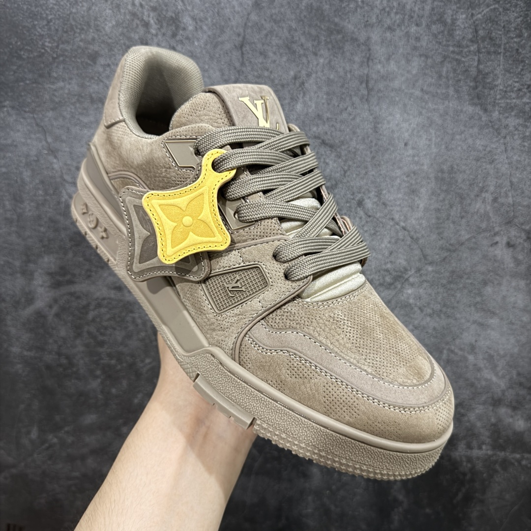 图片[3]-【顶级性价比版本】LV Trainer 浅棕皮 双层飞机礼盒 中高端品质 价格超值不杀猪 非市面假特价版本 广东产 顶级品质 真材实料 不偷材料 市售数一数二的好货 放眼市场同价格绝对找不到比他更好的货⚠️ 工厂长期补货 价格优势供应 所有配色均原版购入开发打造 正确原版 超高还原度 空胶工艺 各细节到位 鞋面为细柔小牛皮 厚实织物鞋带正确扣子配件 正确牛仔布料无色差 图案对版对位 白色软质荔枝皮 老花压印到位 细节 版型全都没毛病 正确鞋垫 中高端零售 杀猪这个版本没毛病 品质见实拍 无需过多文案赘述！ 尺码： 39-45-选品中心