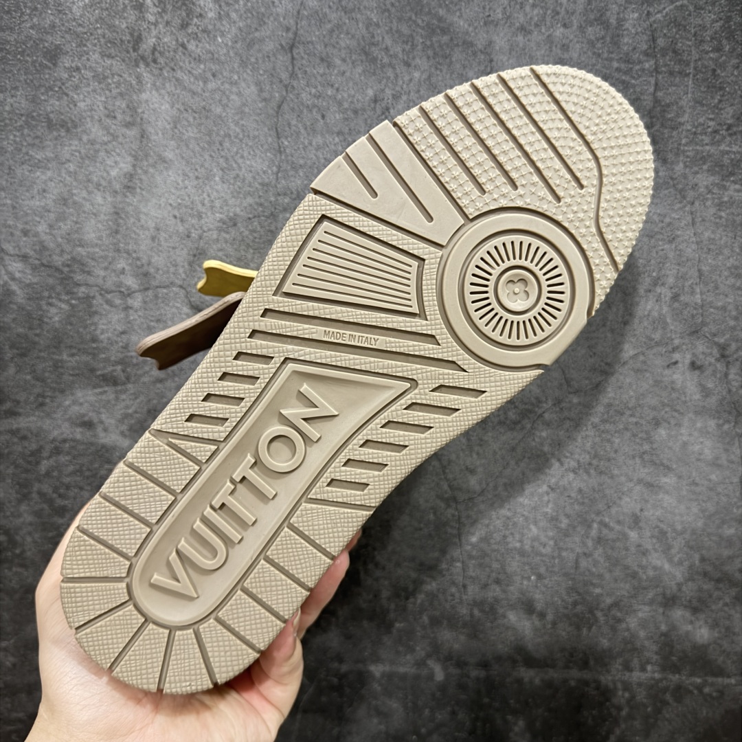 图片[9]-【顶级性价比版本】LV Trainer 浅棕皮 双层飞机礼盒 中高端品质 价格超值不杀猪 非市面假特价版本 广东产 顶级品质 真材实料 不偷材料 市售数一数二的好货 放眼市场同价格绝对找不到比他更好的货⚠️ 工厂长期补货 价格优势供应 所有配色均原版购入开发打造 正确原版 超高还原度 空胶工艺 各细节到位 鞋面为细柔小牛皮 厚实织物鞋带正确扣子配件 正确牛仔布料无色差 图案对版对位 白色软质荔枝皮 老花压印到位 细节 版型全都没毛病 正确鞋垫 中高端零售 杀猪这个版本没毛病 品质见实拍 无需过多文案赘述！ 尺码： 39-45-选品中心