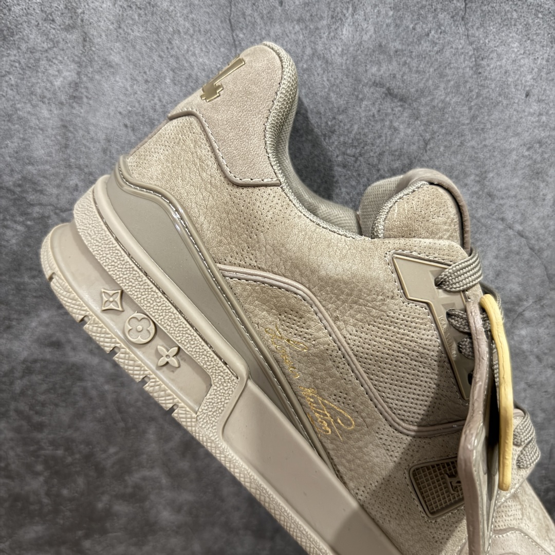 图片[7]-【顶级性价比版本】LV Trainer 浅棕皮 双层飞机礼盒 中高端品质 价格超值不杀猪 非市面假特价版本 广东产 顶级品质 真材实料 不偷材料 市售数一数二的好货 放眼市场同价格绝对找不到比他更好的货⚠️ 工厂长期补货 价格优势供应 所有配色均原版购入开发打造 正确原版 超高还原度 空胶工艺 各细节到位 鞋面为细柔小牛皮 厚实织物鞋带正确扣子配件 正确牛仔布料无色差 图案对版对位 白色软质荔枝皮 老花压印到位 细节 版型全都没毛病 正确鞋垫 中高端零售 杀猪这个版本没毛病 品质见实拍 无需过多文案赘述！ 尺码： 39-45-选品中心