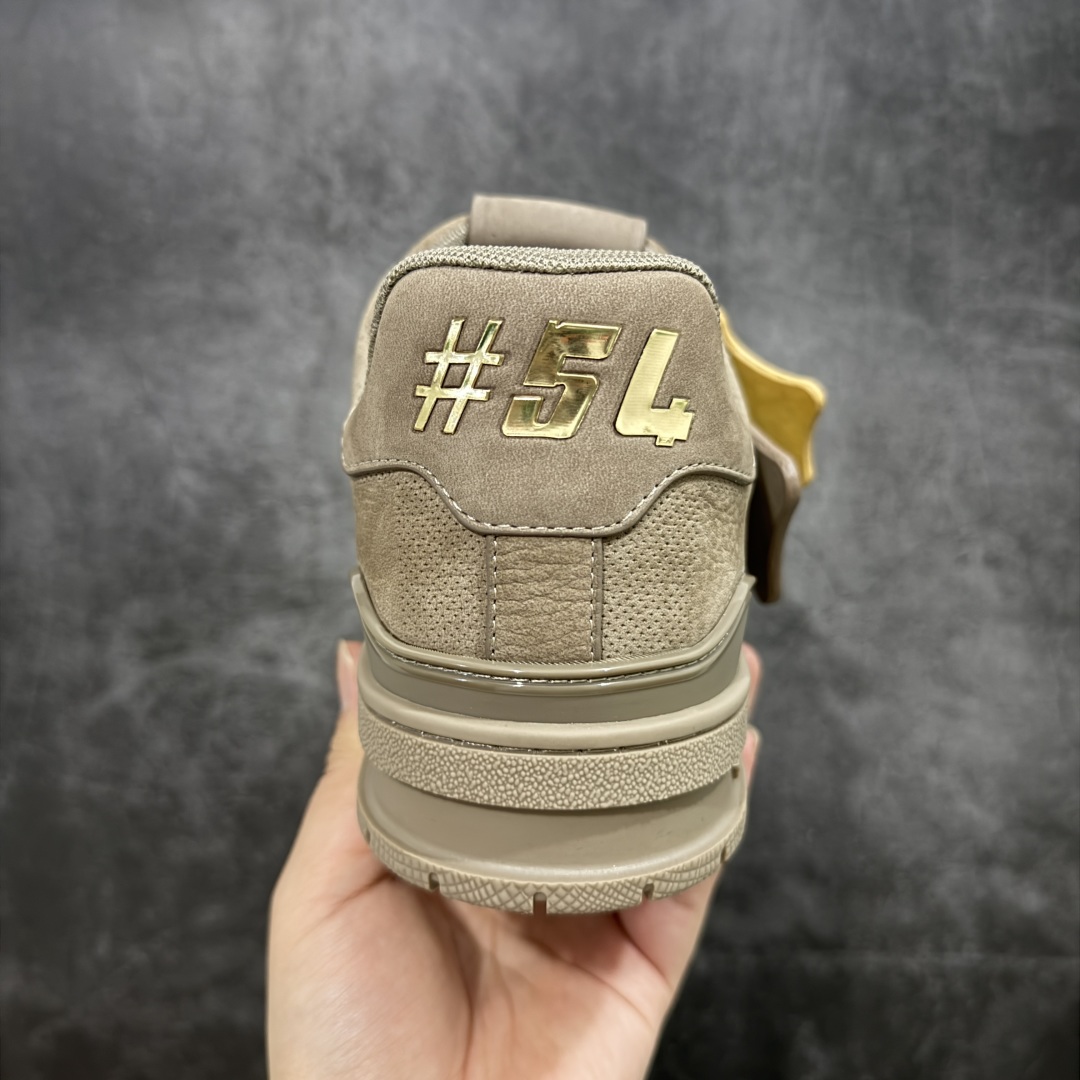 图片[4]-【顶级性价比版本】LV Trainer 浅棕皮 双层飞机礼盒 中高端品质 价格超值不杀猪 非市面假特价版本 广东产 顶级品质 真材实料 不偷材料 市售数一数二的好货 放眼市场同价格绝对找不到比他更好的货⚠️ 工厂长期补货 价格优势供应 所有配色均原版购入开发打造 正确原版 超高还原度 空胶工艺 各细节到位 鞋面为细柔小牛皮 厚实织物鞋带正确扣子配件 正确牛仔布料无色差 图案对版对位 白色软质荔枝皮 老花压印到位 细节 版型全都没毛病 正确鞋垫 中高端零售 杀猪这个版本没毛病 品质见实拍 无需过多文案赘述！ 尺码： 39-45-选品中心