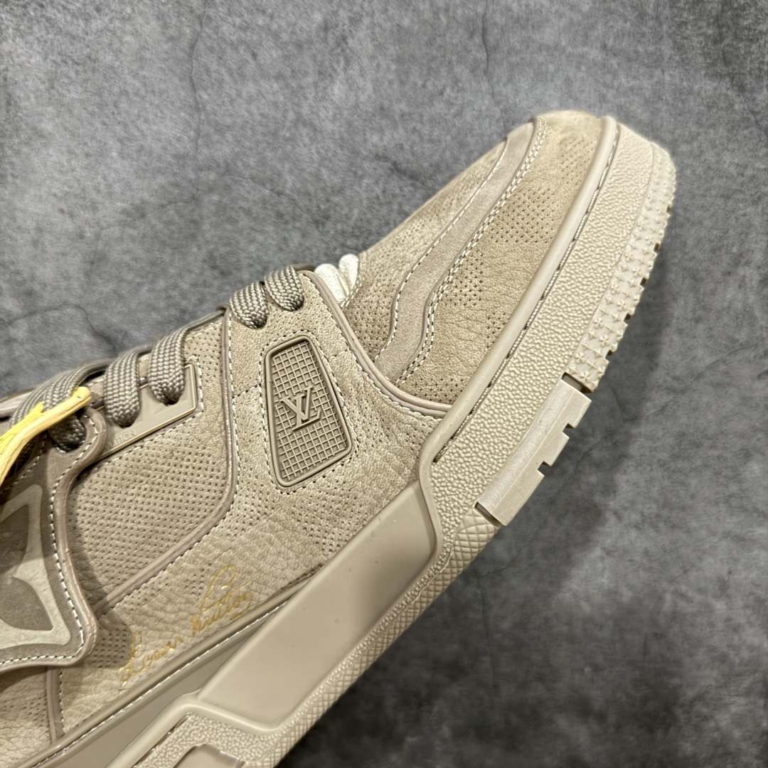 图片[6]-【顶级性价比版本】LV Trainer 浅棕皮 双层飞机礼盒 中高端品质 价格超值不杀猪 非市面假特价版本 广东产 顶级品质 真材实料 不偷材料 市售数一数二的好货 放眼市场同价格绝对找不到比他更好的货⚠️ 工厂长期补货 价格优势供应 所有配色均原版购入开发打造 正确原版 超高还原度 空胶工艺 各细节到位 鞋面为细柔小牛皮 厚实织物鞋带正确扣子配件 正确牛仔布料无色差 图案对版对位 白色软质荔枝皮 老花压印到位 细节 版型全都没毛病 正确鞋垫 中高端零售 杀猪这个版本没毛病 品质见实拍 无需过多文案赘述！ 尺码： 39-45-选品中心