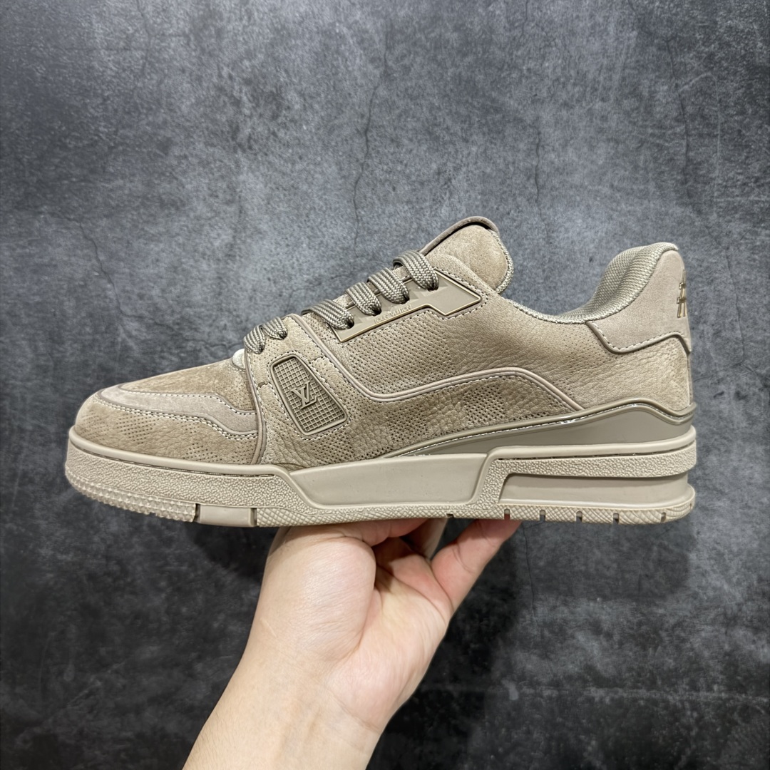 图片[2]-【顶级性价比版本】LV Trainer 浅棕皮 双层飞机礼盒 中高端品质 价格超值不杀猪 非市面假特价版本 广东产 顶级品质 真材实料 不偷材料 市售数一数二的好货 放眼市场同价格绝对找不到比他更好的货⚠️ 工厂长期补货 价格优势供应 所有配色均原版购入开发打造 正确原版 超高还原度 空胶工艺 各细节到位 鞋面为细柔小牛皮 厚实织物鞋带正确扣子配件 正确牛仔布料无色差 图案对版对位 白色软质荔枝皮 老花压印到位 细节 版型全都没毛病 正确鞋垫 中高端零售 杀猪这个版本没毛病 品质见实拍 无需过多文案赘述！ 尺码： 39-45-选品中心