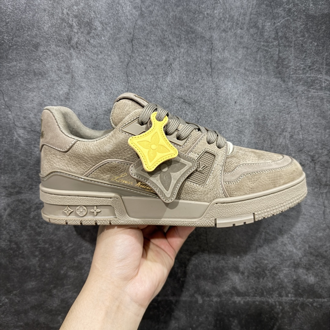 【顶级性价比版本】LV Trainer 浅棕皮 双层飞机礼盒 中高端品质 价格超值不杀猪 非市面假特价版本 广东产 顶级品质 真材实料 不偷材料 市售数一数二的好货 放眼市场同价格绝对找不到比他更好的货⚠️ 工厂长期补货 价格优势供应 所有配色均原版购入开发打造 正确原版 超高还原度 空胶工艺 各细节到位 鞋面为细柔小牛皮 厚实织物鞋带正确扣子配件 正确牛仔布料无色差 图案对版对位 白色软质荔枝皮 老花压印到位 细节 版型全都没毛病 正确鞋垫 中高端零售 杀猪这个版本没毛病 品质见实拍 无需过多文案赘述! 尺码: 39-45-选品中心