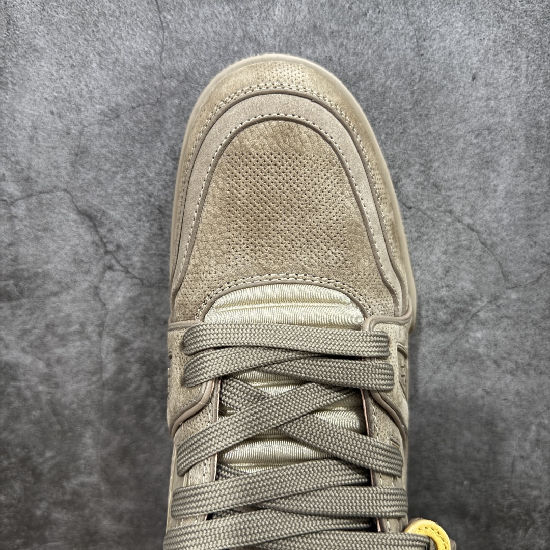 图片[5]-【顶级性价比版本】LV Trainer 浅棕皮 双层飞机礼盒 中高端品质 价格超值不杀猪 非市面假特价版本 广东产 顶级品质 真材实料 不偷材料 市售数一数二的好货 放眼市场同价格绝对找不到比他更好的货⚠️ 工厂长期补货 价格优势供应 所有配色均原版购入开发打造 正确原版 超高还原度 空胶工艺 各细节到位 鞋面为细柔小牛皮 厚实织物鞋带正确扣子配件 正确牛仔布料无色差 图案对版对位 白色软质荔枝皮 老花压印到位 细节 版型全都没毛病 正确鞋垫 中高端零售 杀猪这个版本没毛病 品质见实拍 无需过多文案赘述！ 尺码： 39-45-选品中心