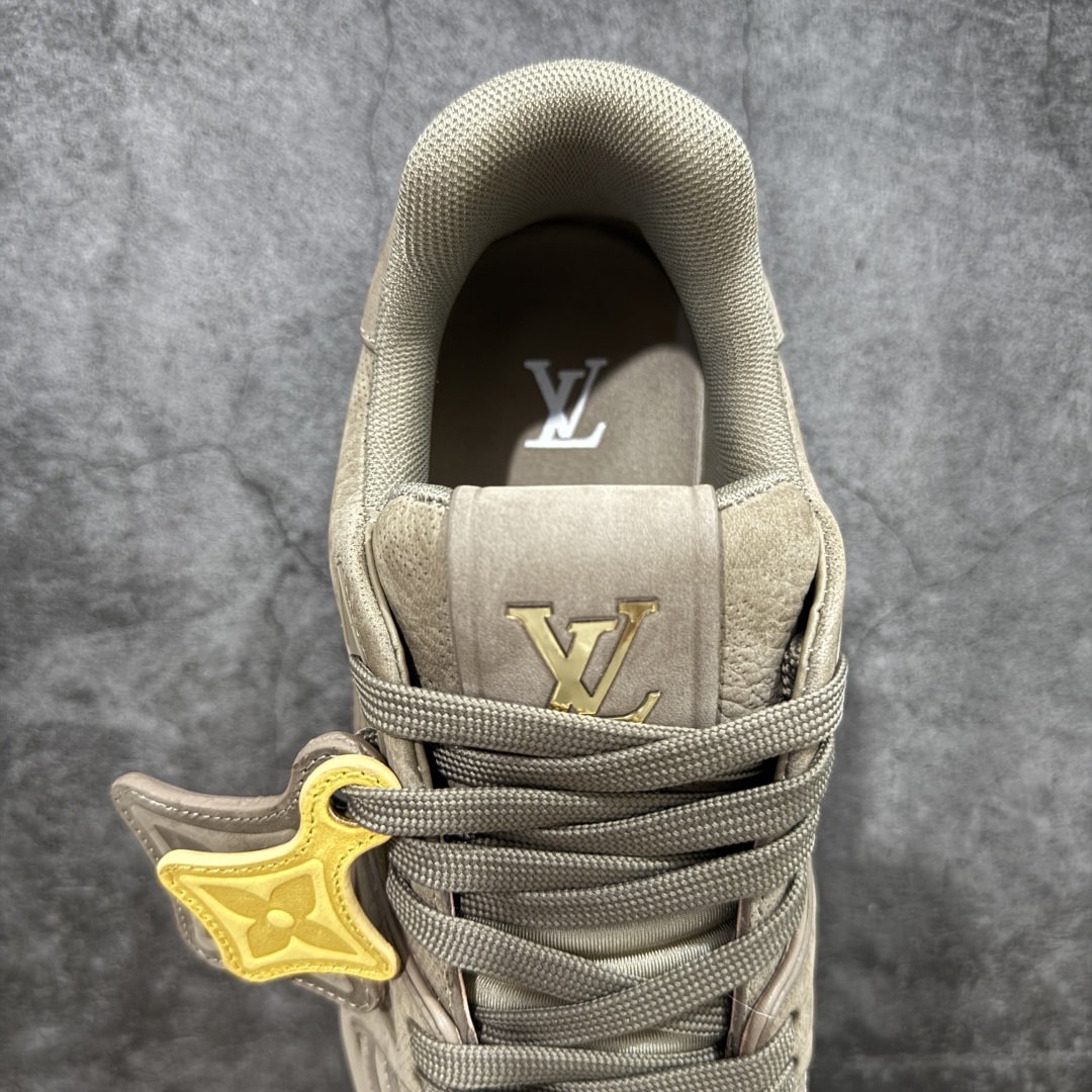 图片[8]-【顶级性价比版本】LV Trainer 浅棕皮 双层飞机礼盒 中高端品质 价格超值不杀猪 非市面假特价版本 广东产 顶级品质 真材实料 不偷材料 市售数一数二的好货 放眼市场同价格绝对找不到比他更好的货⚠️ 工厂长期补货 价格优势供应 所有配色均原版购入开发打造 正确原版 超高还原度 空胶工艺 各细节到位 鞋面为细柔小牛皮 厚实织物鞋带正确扣子配件 正确牛仔布料无色差 图案对版对位 白色软质荔枝皮 老花压印到位 细节 版型全都没毛病 正确鞋垫 中高端零售 杀猪这个版本没毛病 品质见实拍 无需过多文案赘述！ 尺码： 39-45-选品中心