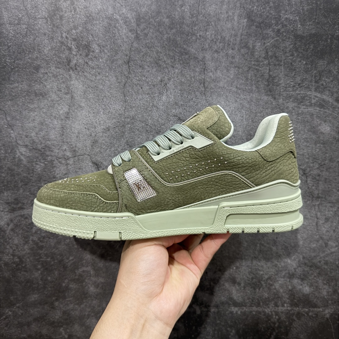 图片[2]-【顶级性价比版本】LV Trainer 绿皮铆钉 双层飞机礼盒 中高端品质 价格超值不杀猪 非市面假特价版本 广东产 顶级品质 真材实料 不偷材料 市售数一数二的好货 放眼市场同价格绝对找不到比他更好的货⚠️ 工厂长期补货 价格优势供应 所有配色均原版购入开发打造 正确原版 超高还原度 空胶工艺 各细节到位 鞋面为细柔小牛皮 厚实织物鞋带正确扣子配件 正确牛仔布料无色差 图案对版对位 白色软质荔枝皮 老花压印到位 细节 版型全都没毛病 正确鞋垫 中高端零售 杀猪这个版本没毛病 品质见实拍 无需过多文案赘述！ 尺码： 39-45-选品中心