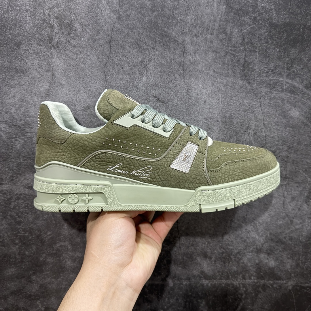 【顶级性价比版本】LV Trainer 绿皮铆钉 双层飞机礼盒 中高端品质 价格超值不杀猪 非市面假特价版本 广东产 顶级品质 真材实料 不偷材料 市售数一数二的好货 放眼市场同价格绝对找不到比他更好的货⚠️ 工厂长期补货 价格优势供应 所有配色均原版购入开发打造 正确原版 超高还原度 空胶工艺 各细节到位 鞋面为细柔小牛皮 厚实织物鞋带正确扣子配件 正确牛仔布料无色差 图案对版对位 白色软质荔枝皮 老花压印到位 细节 版型全都没毛病 正确鞋垫 中高端零售 杀猪这个版本没毛病 品质见实拍 无需过多文案赘述! 尺码: 39-45-选品中心