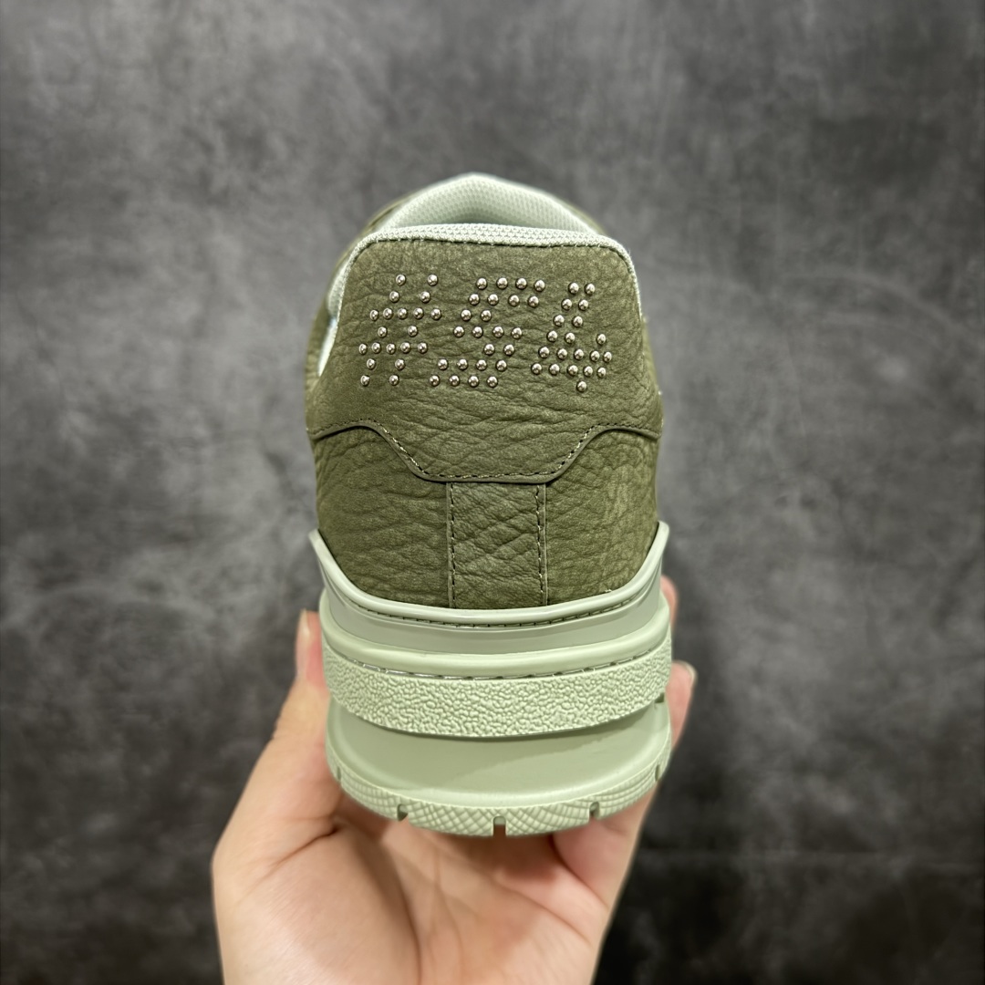 图片[4]-【顶级性价比版本】LV Trainer 绿皮铆钉 双层飞机礼盒 中高端品质 价格超值不杀猪 非市面假特价版本 广东产 顶级品质 真材实料 不偷材料 市售数一数二的好货 放眼市场同价格绝对找不到比他更好的货⚠️ 工厂长期补货 价格优势供应 所有配色均原版购入开发打造 正确原版 超高还原度 空胶工艺 各细节到位 鞋面为细柔小牛皮 厚实织物鞋带正确扣子配件 正确牛仔布料无色差 图案对版对位 白色软质荔枝皮 老花压印到位 细节 版型全都没毛病 正确鞋垫 中高端零售 杀猪这个版本没毛病 品质见实拍 无需过多文案赘述！ 尺码： 39-45-选品中心