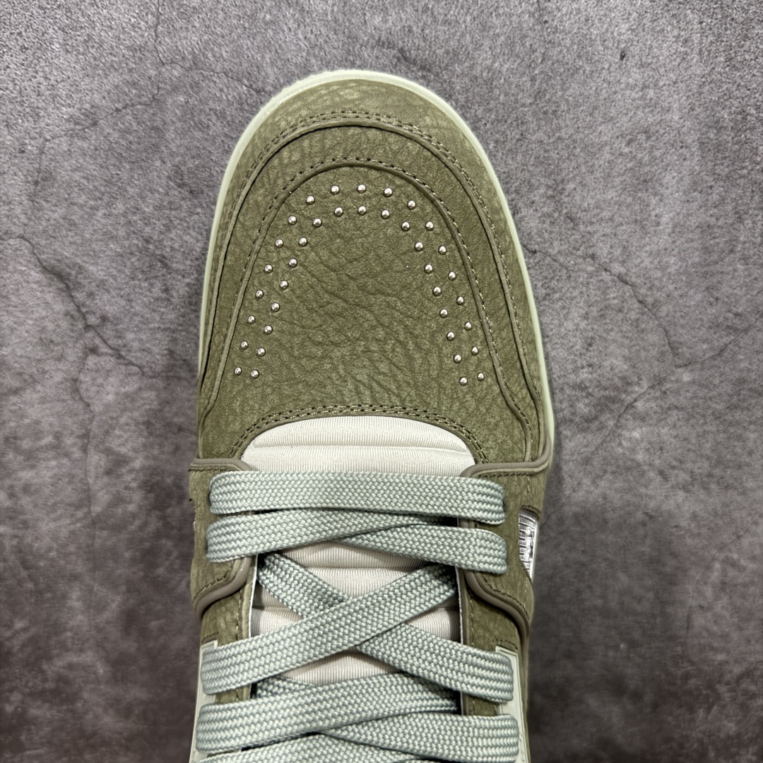 图片[5]-【顶级性价比版本】LV Trainer 绿皮铆钉 双层飞机礼盒 中高端品质 价格超值不杀猪 非市面假特价版本 广东产 顶级品质 真材实料 不偷材料 市售数一数二的好货 放眼市场同价格绝对找不到比他更好的货⚠️ 工厂长期补货 价格优势供应 所有配色均原版购入开发打造 正确原版 超高还原度 空胶工艺 各细节到位 鞋面为细柔小牛皮 厚实织物鞋带正确扣子配件 正确牛仔布料无色差 图案对版对位 白色软质荔枝皮 老花压印到位 细节 版型全都没毛病 正确鞋垫 中高端零售 杀猪这个版本没毛病 品质见实拍 无需过多文案赘述！ 尺码： 39-45-选品中心