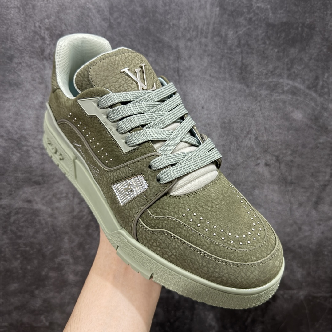 图片[3]-【顶级性价比版本】LV Trainer 绿皮铆钉 双层飞机礼盒 中高端品质 价格超值不杀猪 非市面假特价版本 广东产 顶级品质 真材实料 不偷材料 市售数一数二的好货 放眼市场同价格绝对找不到比他更好的货⚠️ 工厂长期补货 价格优势供应 所有配色均原版购入开发打造 正确原版 超高还原度 空胶工艺 各细节到位 鞋面为细柔小牛皮 厚实织物鞋带正确扣子配件 正确牛仔布料无色差 图案对版对位 白色软质荔枝皮 老花压印到位 细节 版型全都没毛病 正确鞋垫 中高端零售 杀猪这个版本没毛病 品质见实拍 无需过多文案赘述！ 尺码： 39-45-选品中心