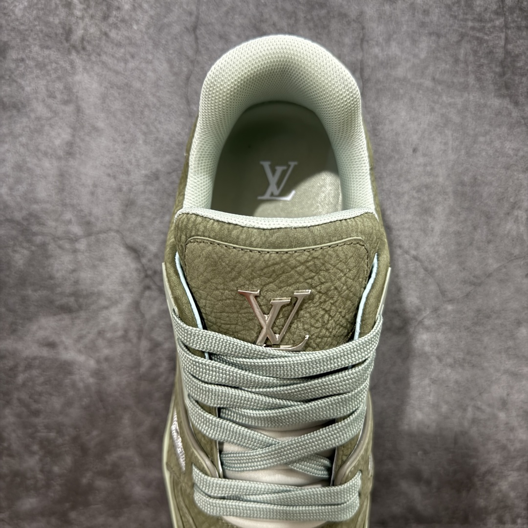 图片[8]-【顶级性价比版本】LV Trainer 绿皮铆钉 双层飞机礼盒 中高端品质 价格超值不杀猪 非市面假特价版本 广东产 顶级品质 真材实料 不偷材料 市售数一数二的好货 放眼市场同价格绝对找不到比他更好的货⚠️ 工厂长期补货 价格优势供应 所有配色均原版购入开发打造 正确原版 超高还原度 空胶工艺 各细节到位 鞋面为细柔小牛皮 厚实织物鞋带正确扣子配件 正确牛仔布料无色差 图案对版对位 白色软质荔枝皮 老花压印到位 细节 版型全都没毛病 正确鞋垫 中高端零售 杀猪这个版本没毛病 品质见实拍 无需过多文案赘述！ 尺码： 39-45-选品中心