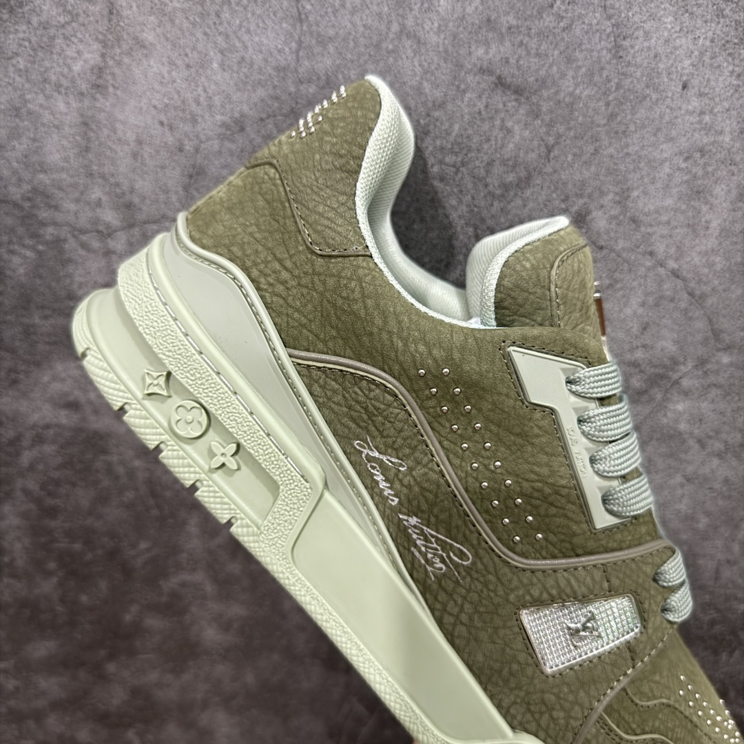 图片[7]-【顶级性价比版本】LV Trainer 绿皮铆钉 双层飞机礼盒 中高端品质 价格超值不杀猪 非市面假特价版本 广东产 顶级品质 真材实料 不偷材料 市售数一数二的好货 放眼市场同价格绝对找不到比他更好的货⚠️ 工厂长期补货 价格优势供应 所有配色均原版购入开发打造 正确原版 超高还原度 空胶工艺 各细节到位 鞋面为细柔小牛皮 厚实织物鞋带正确扣子配件 正确牛仔布料无色差 图案对版对位 白色软质荔枝皮 老花压印到位 细节 版型全都没毛病 正确鞋垫 中高端零售 杀猪这个版本没毛病 品质见实拍 无需过多文案赘述！ 尺码： 39-45-选品中心