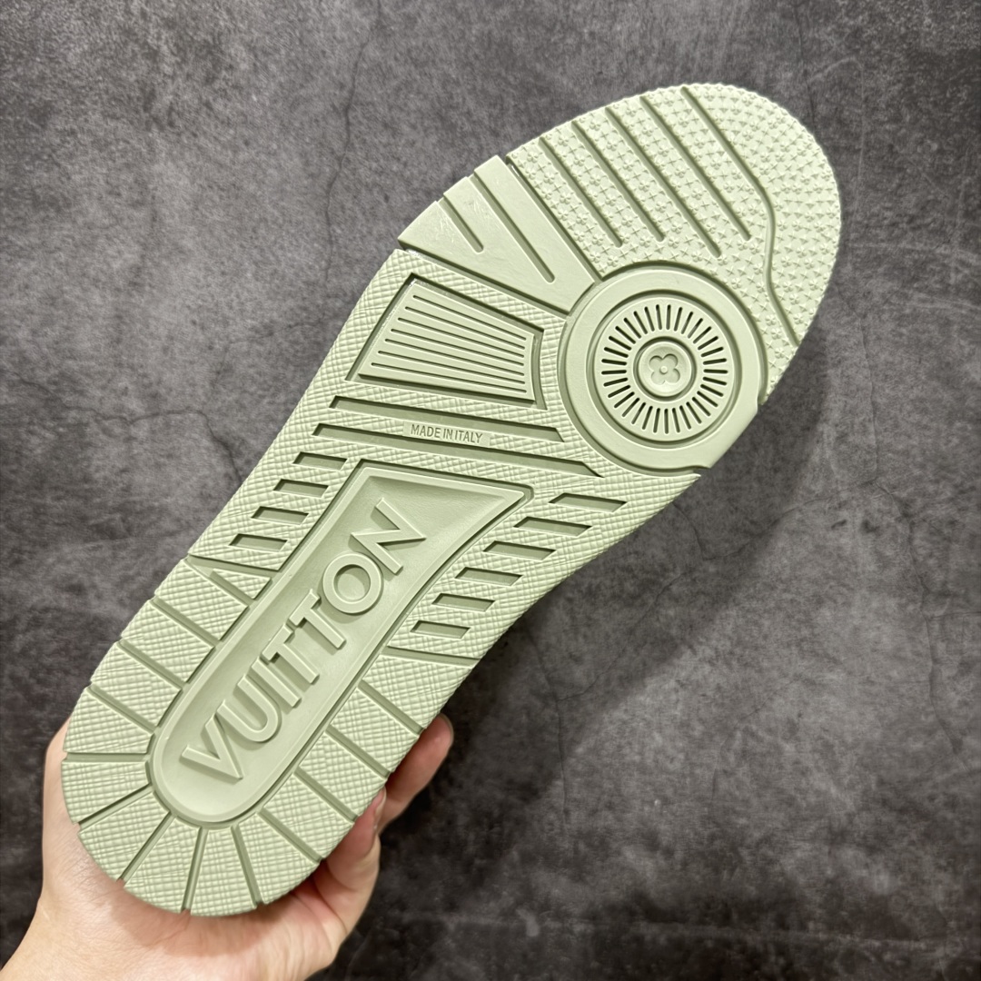 图片[9]-【顶级性价比版本】LV Trainer 绿皮铆钉 双层飞机礼盒 中高端品质 价格超值不杀猪 非市面假特价版本 广东产 顶级品质 真材实料 不偷材料 市售数一数二的好货 放眼市场同价格绝对找不到比他更好的货⚠️ 工厂长期补货 价格优势供应 所有配色均原版购入开发打造 正确原版 超高还原度 空胶工艺 各细节到位 鞋面为细柔小牛皮 厚实织物鞋带正确扣子配件 正确牛仔布料无色差 图案对版对位 白色软质荔枝皮 老花压印到位 细节 版型全都没毛病 正确鞋垫 中高端零售 杀猪这个版本没毛病 品质见实拍 无需过多文案赘述！ 尺码： 39-45-选品中心