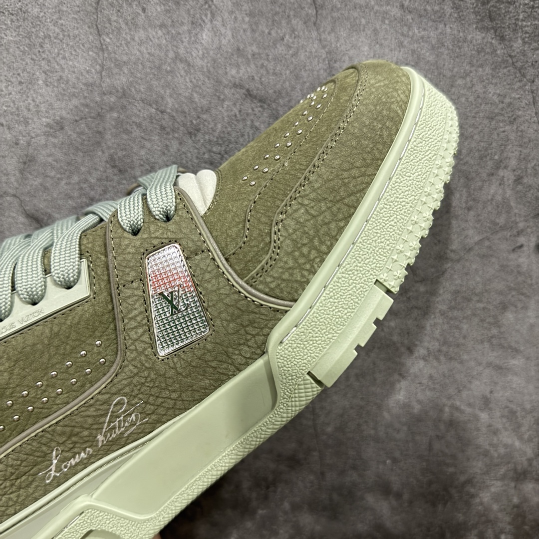 图片[6]-【顶级性价比版本】LV Trainer 绿皮铆钉 双层飞机礼盒 中高端品质 价格超值不杀猪 非市面假特价版本 广东产 顶级品质 真材实料 不偷材料 市售数一数二的好货 放眼市场同价格绝对找不到比他更好的货⚠️ 工厂长期补货 价格优势供应 所有配色均原版购入开发打造 正确原版 超高还原度 空胶工艺 各细节到位 鞋面为细柔小牛皮 厚实织物鞋带正确扣子配件 正确牛仔布料无色差 图案对版对位 白色软质荔枝皮 老花压印到位 细节 版型全都没毛病 正确鞋垫 中高端零售 杀猪这个版本没毛病 品质见实拍 无需过多文案赘述！ 尺码： 39-45-选品中心