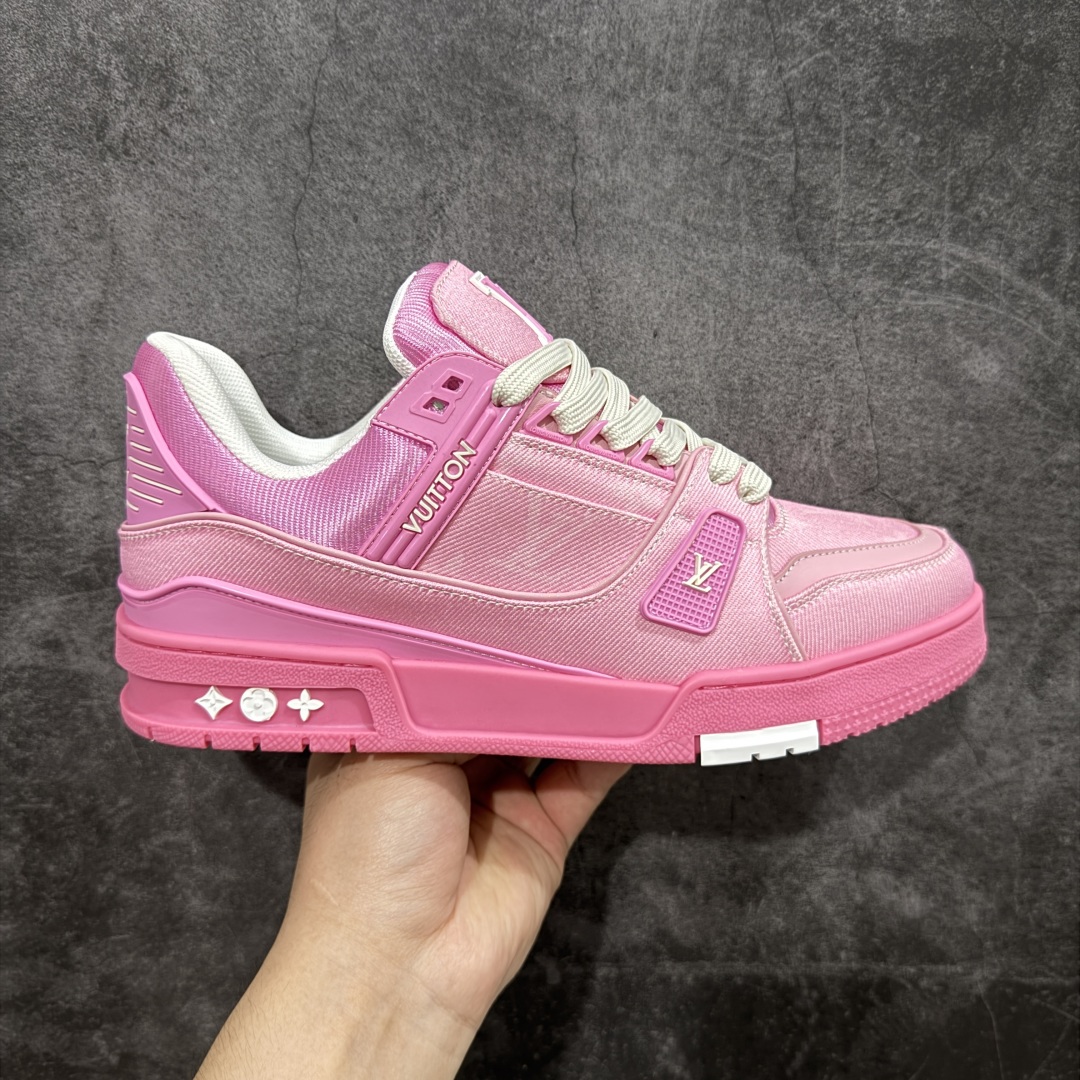 【顶级性价比版本】LV Trainer 粉印花 双层飞机礼盒 中高端品质 价格超值不杀猪 非市面假特价版本 广东产 顶级品质 真材实料 不偷材料 市售数一数二的好货 放眼市场同价格绝对找不到比他更好的货⚠️ 工厂长期补货 价格优势供应 所有配色均原版购入开发打造 正确原版 超高还原度 空胶工艺 各细节到位 鞋面为细柔小牛皮 厚实织物鞋带正确扣子配件 正确牛仔布料无色差 图案对版对位 白色软质荔枝皮 老花压印到位 细节 版型全都没毛病 正确鞋垫 中高端零售 杀猪这个版本没毛病 品质见实拍 无需过多文案赘述! 尺码: 39-45-选品中心