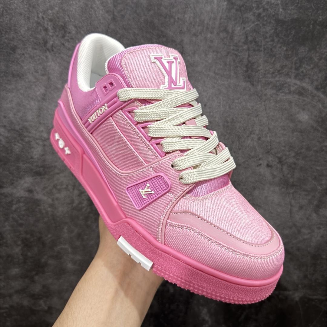 图片[3]-【顶级性价比版本】LV Trainer 粉印花 双层飞机礼盒 中高端品质 价格超值不杀猪 非市面假特价版本 广东产 顶级品质 真材实料 不偷材料 市售数一数二的好货 放眼市场同价格绝对找不到比他更好的货⚠️ 工厂长期补货 价格优势供应 所有配色均原版购入开发打造 正确原版 超高还原度 空胶工艺 各细节到位 鞋面为细柔小牛皮 厚实织物鞋带正确扣子配件 正确牛仔布料无色差 图案对版对位 白色软质荔枝皮 老花压印到位 细节 版型全都没毛病 正确鞋垫 中高端零售 杀猪这个版本没毛病 品质见实拍 无需过多文案赘述！ 尺码： 39-45-选品中心