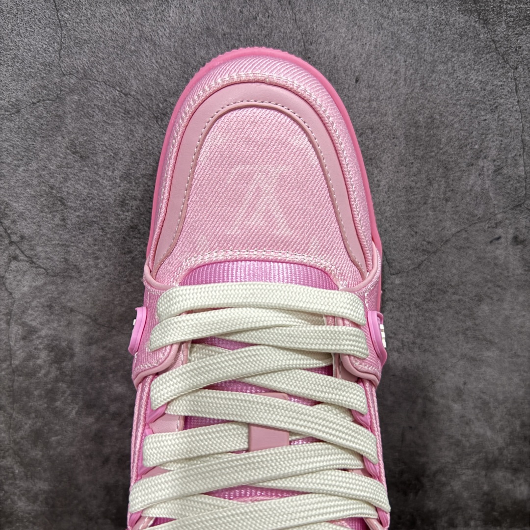 图片[5]-【顶级性价比版本】LV Trainer 粉印花 双层飞机礼盒 中高端品质 价格超值不杀猪 非市面假特价版本 广东产 顶级品质 真材实料 不偷材料 市售数一数二的好货 放眼市场同价格绝对找不到比他更好的货⚠️ 工厂长期补货 价格优势供应 所有配色均原版购入开发打造 正确原版 超高还原度 空胶工艺 各细节到位 鞋面为细柔小牛皮 厚实织物鞋带正确扣子配件 正确牛仔布料无色差 图案对版对位 白色软质荔枝皮 老花压印到位 细节 版型全都没毛病 正确鞋垫 中高端零售 杀猪这个版本没毛病 品质见实拍 无需过多文案赘述！ 尺码： 39-45-选品中心