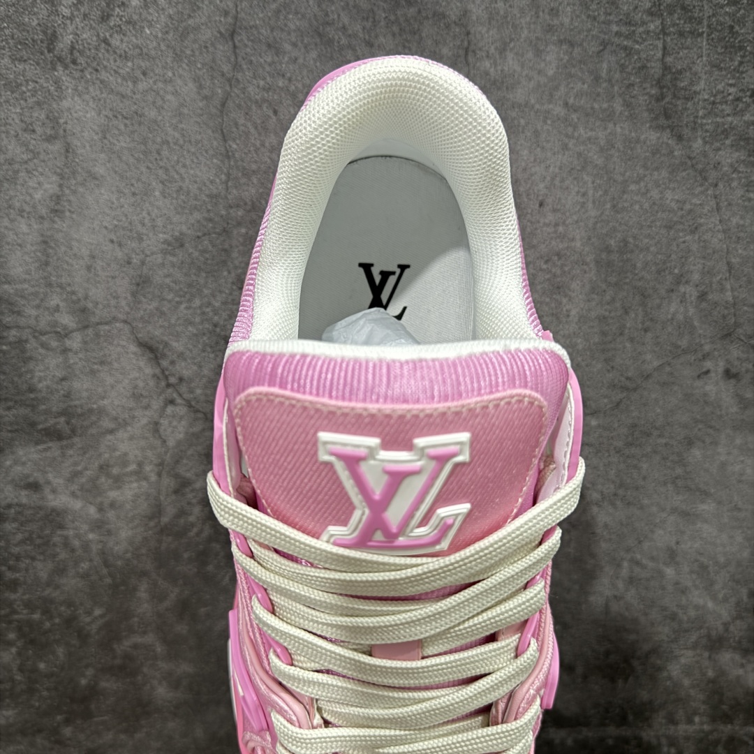 图片[8]-【顶级性价比版本】LV Trainer 粉印花 双层飞机礼盒 中高端品质 价格超值不杀猪 非市面假特价版本 广东产 顶级品质 真材实料 不偷材料 市售数一数二的好货 放眼市场同价格绝对找不到比他更好的货⚠️ 工厂长期补货 价格优势供应 所有配色均原版购入开发打造 正确原版 超高还原度 空胶工艺 各细节到位 鞋面为细柔小牛皮 厚实织物鞋带正确扣子配件 正确牛仔布料无色差 图案对版对位 白色软质荔枝皮 老花压印到位 细节 版型全都没毛病 正确鞋垫 中高端零售 杀猪这个版本没毛病 品质见实拍 无需过多文案赘述！ 尺码： 39-45-选品中心