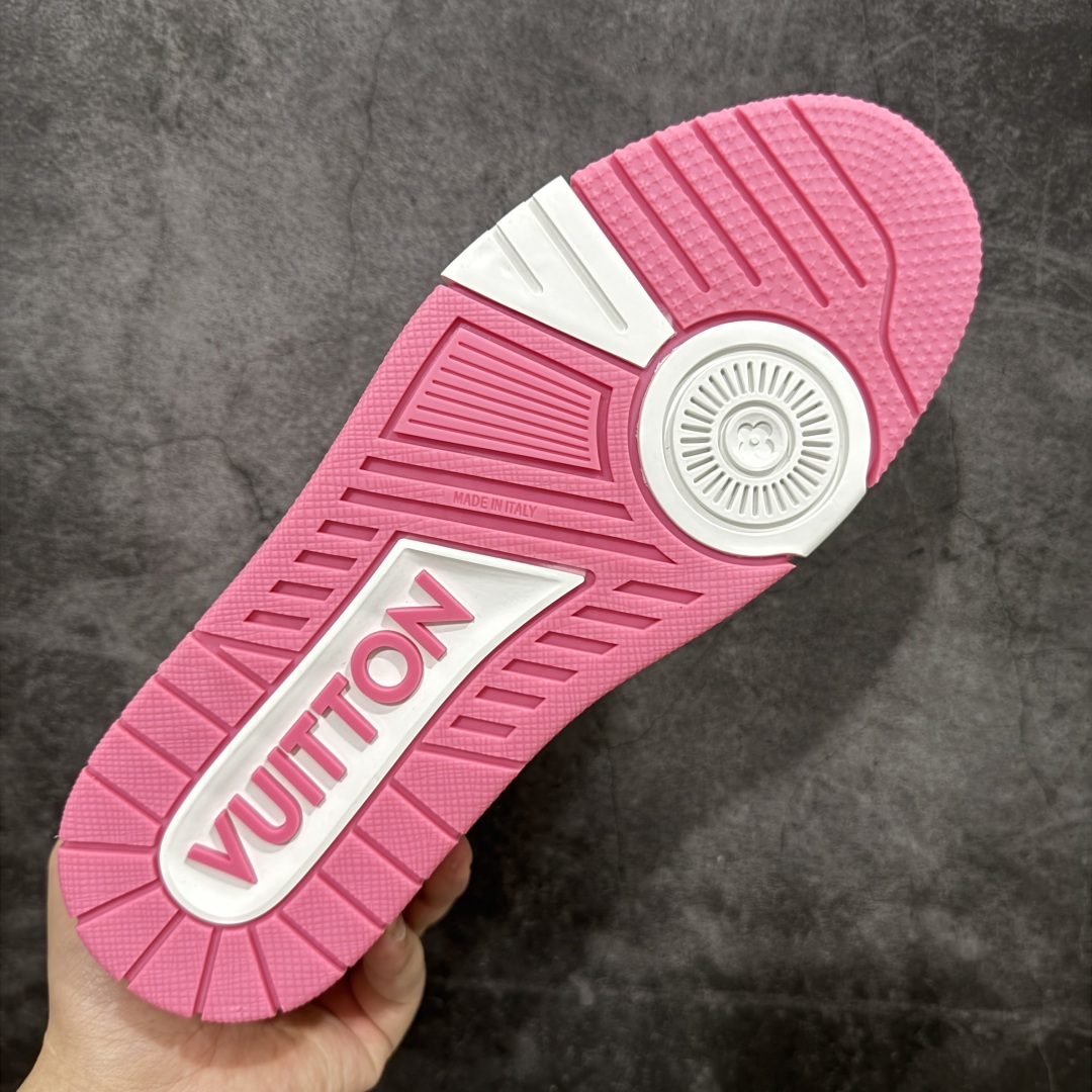 图片[9]-【顶级性价比版本】LV Trainer 粉印花 双层飞机礼盒 中高端品质 价格超值不杀猪 非市面假特价版本 广东产 顶级品质 真材实料 不偷材料 市售数一数二的好货 放眼市场同价格绝对找不到比他更好的货⚠️ 工厂长期补货 价格优势供应 所有配色均原版购入开发打造 正确原版 超高还原度 空胶工艺 各细节到位 鞋面为细柔小牛皮 厚实织物鞋带正确扣子配件 正确牛仔布料无色差 图案对版对位 白色软质荔枝皮 老花压印到位 细节 版型全都没毛病 正确鞋垫 中高端零售 杀猪这个版本没毛病 品质见实拍 无需过多文案赘述！ 尺码： 39-45-选品中心