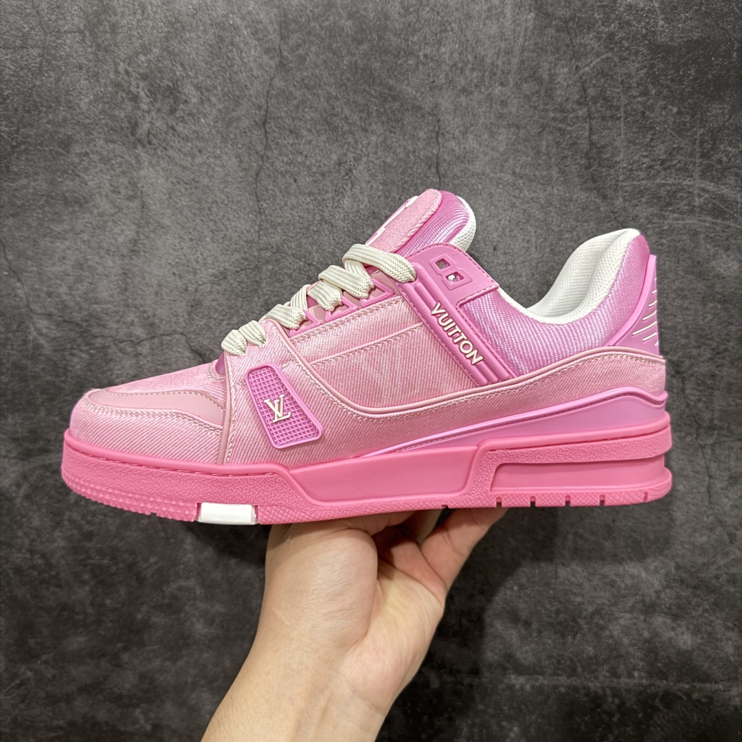 图片[2]-【顶级性价比版本】LV Trainer 粉印花 双层飞机礼盒 中高端品质 价格超值不杀猪 非市面假特价版本 广东产 顶级品质 真材实料 不偷材料 市售数一数二的好货 放眼市场同价格绝对找不到比他更好的货⚠️ 工厂长期补货 价格优势供应 所有配色均原版购入开发打造 正确原版 超高还原度 空胶工艺 各细节到位 鞋面为细柔小牛皮 厚实织物鞋带正确扣子配件 正确牛仔布料无色差 图案对版对位 白色软质荔枝皮 老花压印到位 细节 版型全都没毛病 正确鞋垫 中高端零售 杀猪这个版本没毛病 品质见实拍 无需过多文案赘述！ 尺码： 39-45-选品中心