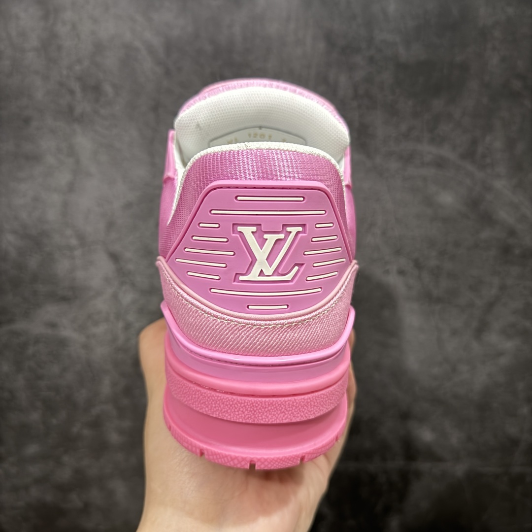 图片[4]-【顶级性价比版本】LV Trainer 粉印花 双层飞机礼盒 中高端品质 价格超值不杀猪 非市面假特价版本 广东产 顶级品质 真材实料 不偷材料 市售数一数二的好货 放眼市场同价格绝对找不到比他更好的货⚠️ 工厂长期补货 价格优势供应 所有配色均原版购入开发打造 正确原版 超高还原度 空胶工艺 各细节到位 鞋面为细柔小牛皮 厚实织物鞋带正确扣子配件 正确牛仔布料无色差 图案对版对位 白色软质荔枝皮 老花压印到位 细节 版型全都没毛病 正确鞋垫 中高端零售 杀猪这个版本没毛病 品质见实拍 无需过多文案赘述！ 尺码： 39-45-选品中心