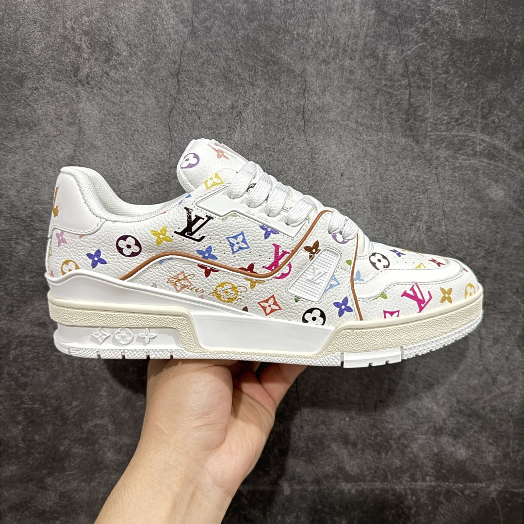 【顶级性价比版本】LV Trainer 白三彩 双层飞机礼盒 中高端品质 价格超值不杀猪 非市面假特价版本 广东产 顶级品质 真材实料 不偷材料 市售数一数二的好货 放眼市场同价格绝对找不到比他更好的货⚠️ 工厂长期补货 价格优势供应 所有配色均原版购入开发打造 正确原版 超高还原度 空胶工艺 各细节到位 鞋面为细柔小牛皮 厚实织物鞋带正确扣子配件 正确牛仔布料无色差 图案对版对位 白色软质荔枝皮 老花压印到位 细节 版型全都没毛病 正确鞋垫 中高端零售 杀猪这个版本没毛病 品质见实拍 无需过多文案赘述! 尺码: 35-45-选品中心