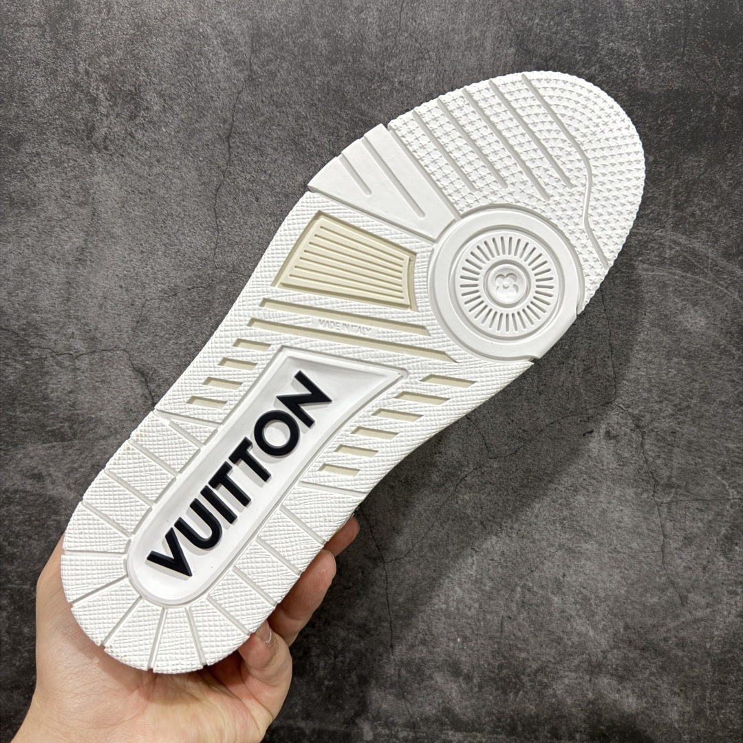 图片[9]-【顶级性价比版本】LV Trainer 白三彩 双层飞机礼盒 中高端品质 价格超值不杀猪 非市面假特价版本 广东产 顶级品质 真材实料 不偷材料 市售数一数二的好货 放眼市场同价格绝对找不到比他更好的货⚠️ 工厂长期补货 价格优势供应 所有配色均原版购入开发打造 正确原版 超高还原度 空胶工艺 各细节到位 鞋面为细柔小牛皮 厚实织物鞋带正确扣子配件 正确牛仔布料无色差 图案对版对位 白色软质荔枝皮 老花压印到位 细节 版型全都没毛病 正确鞋垫 中高端零售 杀猪这个版本没毛病 品质见实拍 无需过多文案赘述！ 尺码： 35-45-选品中心