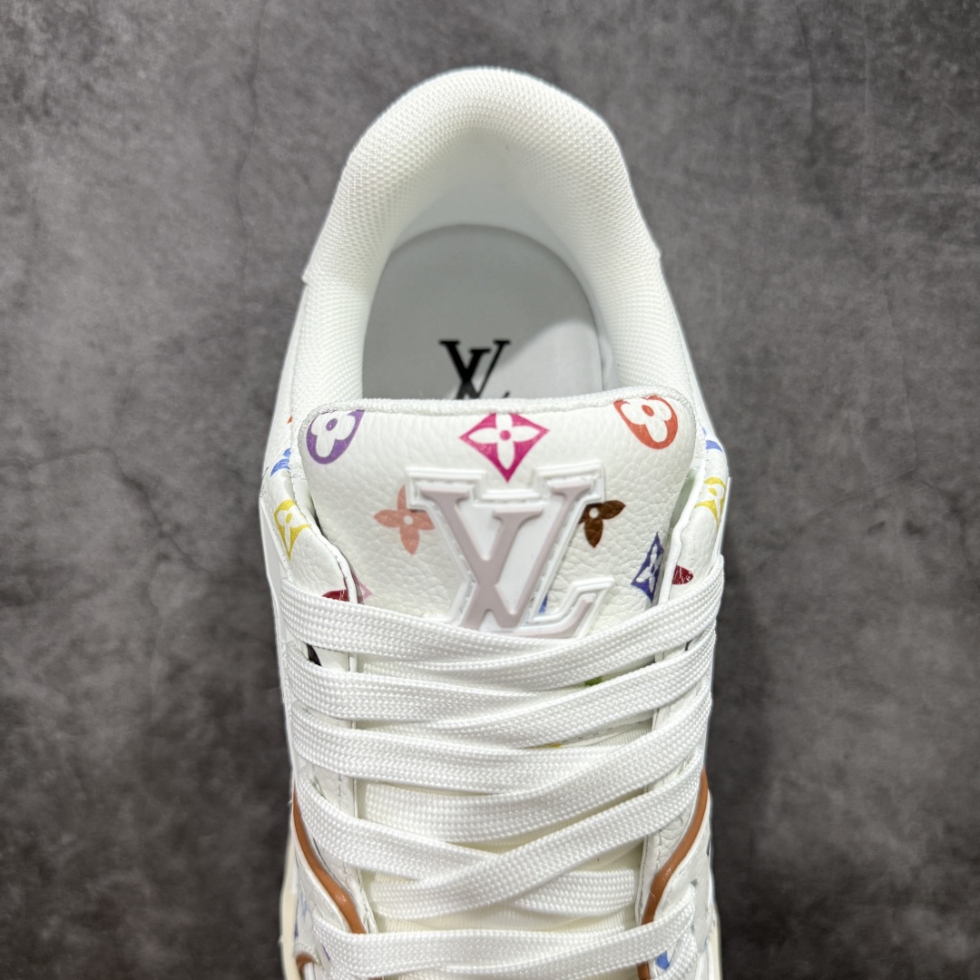 图片[8]-【顶级性价比版本】LV Trainer 白三彩 双层飞机礼盒 中高端品质 价格超值不杀猪 非市面假特价版本 广东产 顶级品质 真材实料 不偷材料 市售数一数二的好货 放眼市场同价格绝对找不到比他更好的货⚠️ 工厂长期补货 价格优势供应 所有配色均原版购入开发打造 正确原版 超高还原度 空胶工艺 各细节到位 鞋面为细柔小牛皮 厚实织物鞋带正确扣子配件 正确牛仔布料无色差 图案对版对位 白色软质荔枝皮 老花压印到位 细节 版型全都没毛病 正确鞋垫 中高端零售 杀猪这个版本没毛病 品质见实拍 无需过多文案赘述！ 尺码： 35-45-选品中心