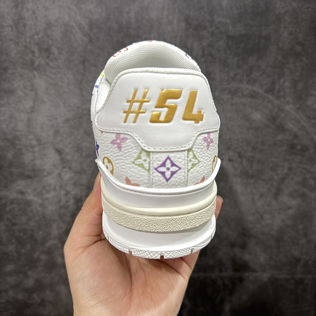 图片[4]-【顶级性价比版本】LV Trainer 白三彩 双层飞机礼盒 中高端品质 价格超值不杀猪 非市面假特价版本 广东产 顶级品质 真材实料 不偷材料 市售数一数二的好货 放眼市场同价格绝对找不到比他更好的货⚠️ 工厂长期补货 价格优势供应 所有配色均原版购入开发打造 正确原版 超高还原度 空胶工艺 各细节到位 鞋面为细柔小牛皮 厚实织物鞋带正确扣子配件 正确牛仔布料无色差 图案对版对位 白色软质荔枝皮 老花压印到位 细节 版型全都没毛病 正确鞋垫 中高端零售 杀猪这个版本没毛病 品质见实拍 无需过多文案赘述！ 尺码： 35-45-选品中心