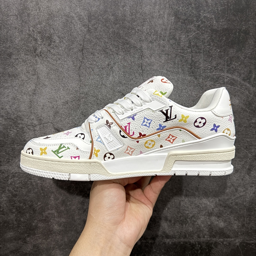 图片[2]-【顶级性价比版本】LV Trainer 白三彩 双层飞机礼盒 中高端品质 价格超值不杀猪 非市面假特价版本 广东产 顶级品质 真材实料 不偷材料 市售数一数二的好货 放眼市场同价格绝对找不到比他更好的货⚠️ 工厂长期补货 价格优势供应 所有配色均原版购入开发打造 正确原版 超高还原度 空胶工艺 各细节到位 鞋面为细柔小牛皮 厚实织物鞋带正确扣子配件 正确牛仔布料无色差 图案对版对位 白色软质荔枝皮 老花压印到位 细节 版型全都没毛病 正确鞋垫 中高端零售 杀猪这个版本没毛病 品质见实拍 无需过多文案赘述！ 尺码： 35-45-选品中心