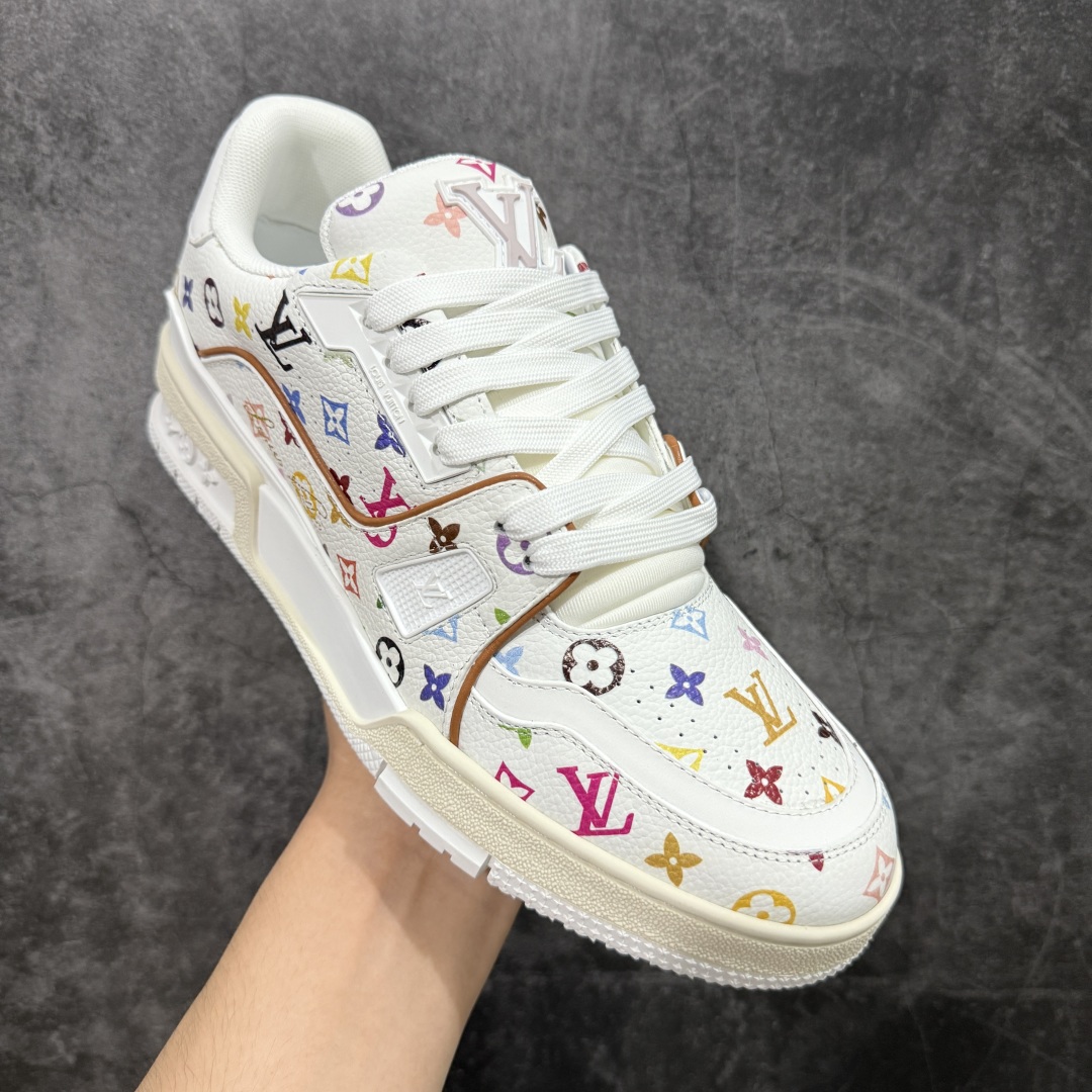 图片[3]-【顶级性价比版本】LV Trainer 白三彩 双层飞机礼盒 中高端品质 价格超值不杀猪 非市面假特价版本 广东产 顶级品质 真材实料 不偷材料 市售数一数二的好货 放眼市场同价格绝对找不到比他更好的货⚠️ 工厂长期补货 价格优势供应 所有配色均原版购入开发打造 正确原版 超高还原度 空胶工艺 各细节到位 鞋面为细柔小牛皮 厚实织物鞋带正确扣子配件 正确牛仔布料无色差 图案对版对位 白色软质荔枝皮 老花压印到位 细节 版型全都没毛病 正确鞋垫 中高端零售 杀猪这个版本没毛病 品质见实拍 无需过多文案赘述！ 尺码： 35-45-选品中心