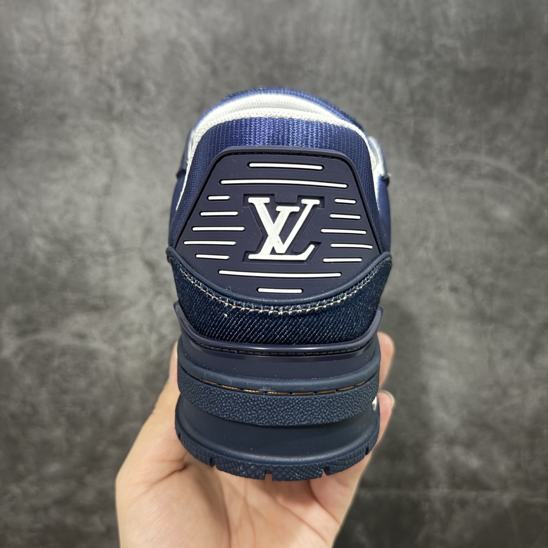 图片[4]-【顶级性价比版本】LV Trainer 蓝印花 双层飞机礼盒 中高端品质 价格超值不杀猪 非市面假特价版本 广东产 顶级品质 真材实料 不偷材料 市售数一数二的好货 放眼市场同价格绝对找不到比他更好的货⚠️ 工厂长期补货 价格优势供应 所有配色均原版购入开发打造 正确原版 超高还原度 空胶工艺 各细节到位 鞋面为细柔小牛皮 厚实织物鞋带正确扣子配件 正确牛仔布料无色差 图案对版对位 白色软质荔枝皮 老花压印到位 细节 版型全都没毛病 正确鞋垫 中高端零售 杀猪这个版本没毛病 品质见实拍 无需过多文案赘述！ 尺码： 39-45-选品中心