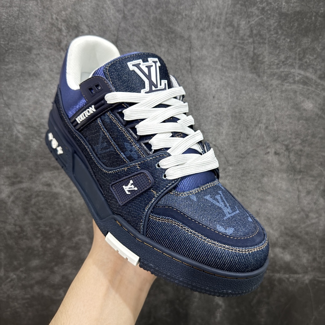 图片[3]-【顶级性价比版本】LV Trainer 蓝印花 双层飞机礼盒 中高端品质 价格超值不杀猪 非市面假特价版本 广东产 顶级品质 真材实料 不偷材料 市售数一数二的好货 放眼市场同价格绝对找不到比他更好的货⚠️ 工厂长期补货 价格优势供应 所有配色均原版购入开发打造 正确原版 超高还原度 空胶工艺 各细节到位 鞋面为细柔小牛皮 厚实织物鞋带正确扣子配件 正确牛仔布料无色差 图案对版对位 白色软质荔枝皮 老花压印到位 细节 版型全都没毛病 正确鞋垫 中高端零售 杀猪这个版本没毛病 品质见实拍 无需过多文案赘述！ 尺码： 39-45-选品中心