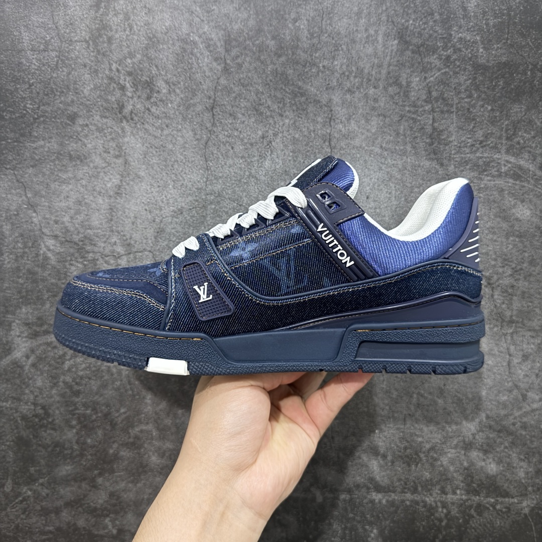 图片[2]-【顶级性价比版本】LV Trainer 蓝印花 双层飞机礼盒 中高端品质 价格超值不杀猪 非市面假特价版本 广东产 顶级品质 真材实料 不偷材料 市售数一数二的好货 放眼市场同价格绝对找不到比他更好的货⚠️ 工厂长期补货 价格优势供应 所有配色均原版购入开发打造 正确原版 超高还原度 空胶工艺 各细节到位 鞋面为细柔小牛皮 厚实织物鞋带正确扣子配件 正确牛仔布料无色差 图案对版对位 白色软质荔枝皮 老花压印到位 细节 版型全都没毛病 正确鞋垫 中高端零售 杀猪这个版本没毛病 品质见实拍 无需过多文案赘述！ 尺码： 39-45-选品中心